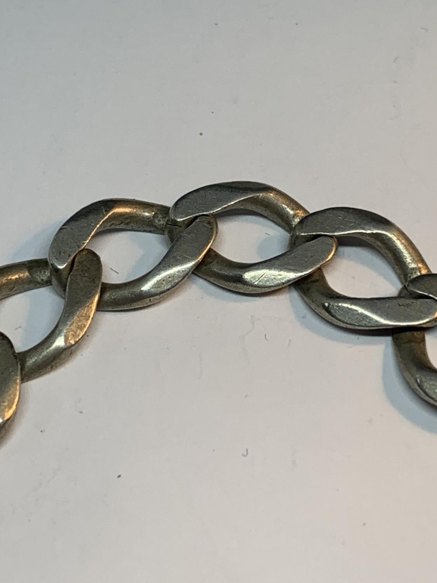 A SILVER FLAT LINK WRIST CHAIN - Image 2 of 4