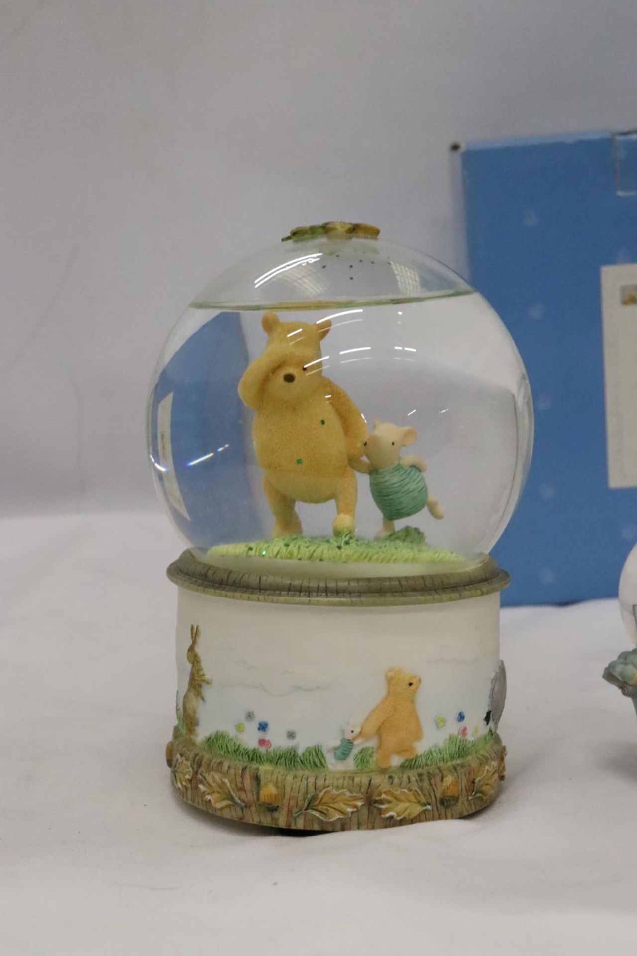 TWO BORDER FINE ARTS WINNIE THE POOH WATERBALLS, A LARGE WINNIE THE POOH AND PIGLET AND A SMALL - Bild 2 aus 4