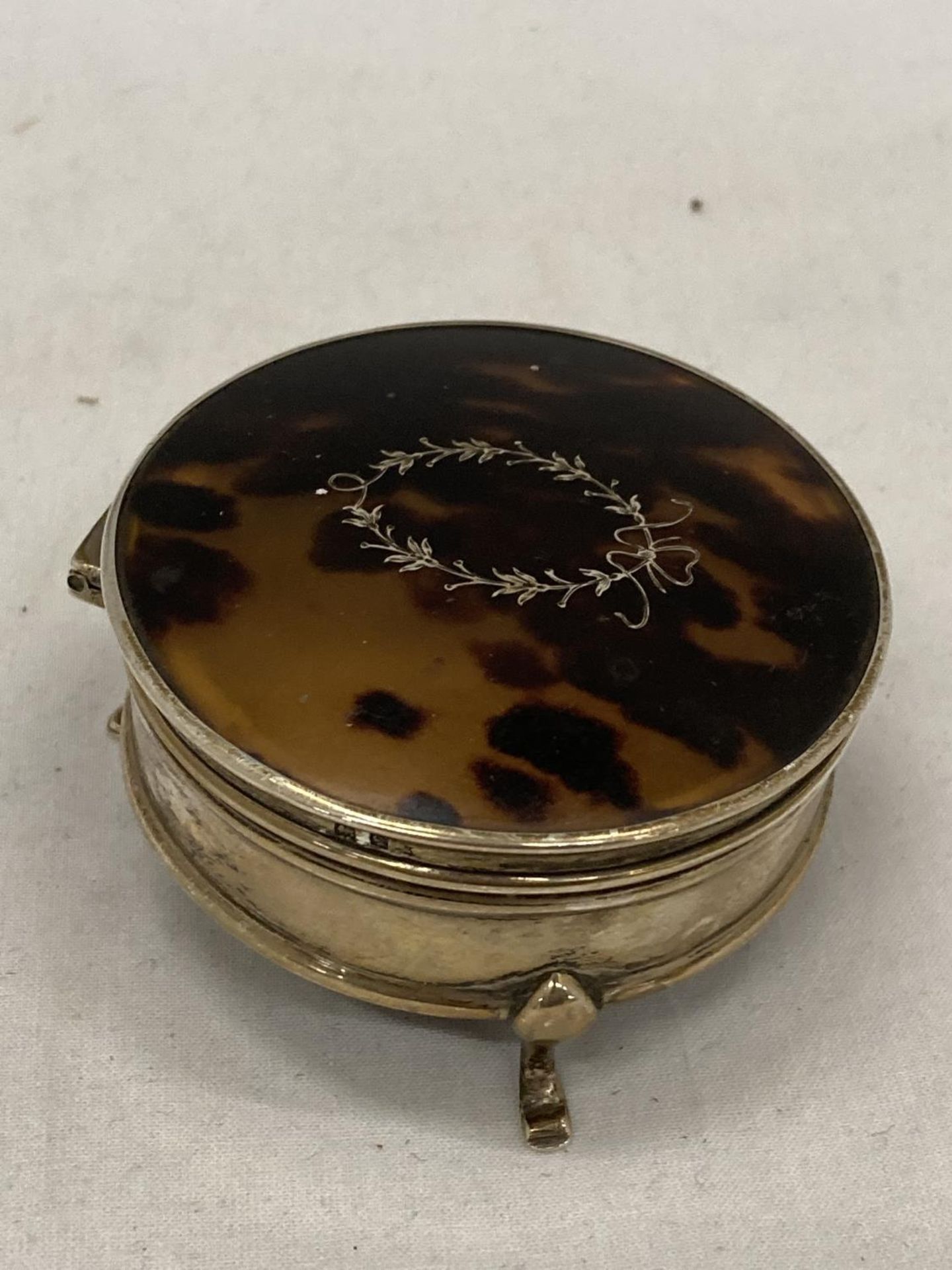 A HALLMARKED BIRMINGHAM SILVER AND TORTOISE SHELL LIDDED POT - Image 2 of 6