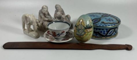 A MIXED LOT TO INCLUDE 18TH CENTURY CHINESE IMARI TEA BOWL, (A/F), HAND PAINTED INDIAN EGG,