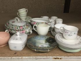 A QUANTITY OF CERAMICS TO INCLUDE LIDDED TUREEN, CUPS, SAUCERS ETC