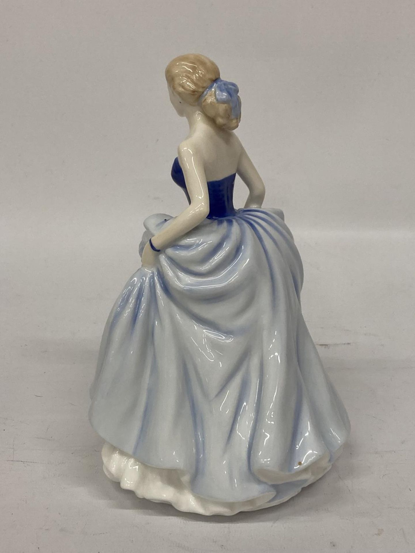A ROYAL DOULTON FIGURINE FROM THE PRETTY LADIES COLLECTION "FIGURE OF THE YEAR 2004 SUSAN" HN4532 - Image 3 of 4