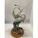 A CAPODIMONTE ITALIAN SCULPTURE OF TWO HERONS BY GIUSEPPE ARMANI HEIGHT 41 CM