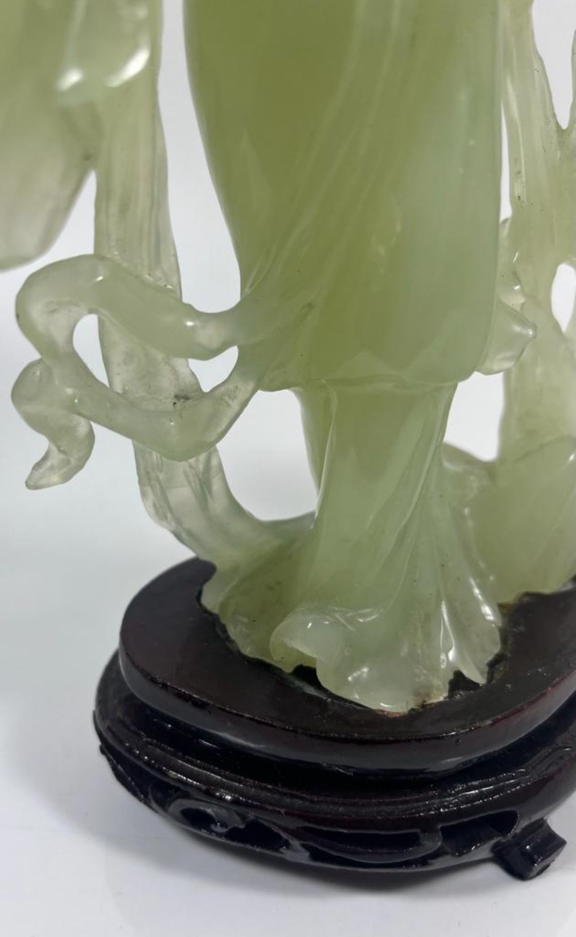 A VINTAGE JADEITE JADE TYPE FIGURE ON A WOODEN DISPLAY BASE, HEIGHT 23 CM - Bild 4 aus 9