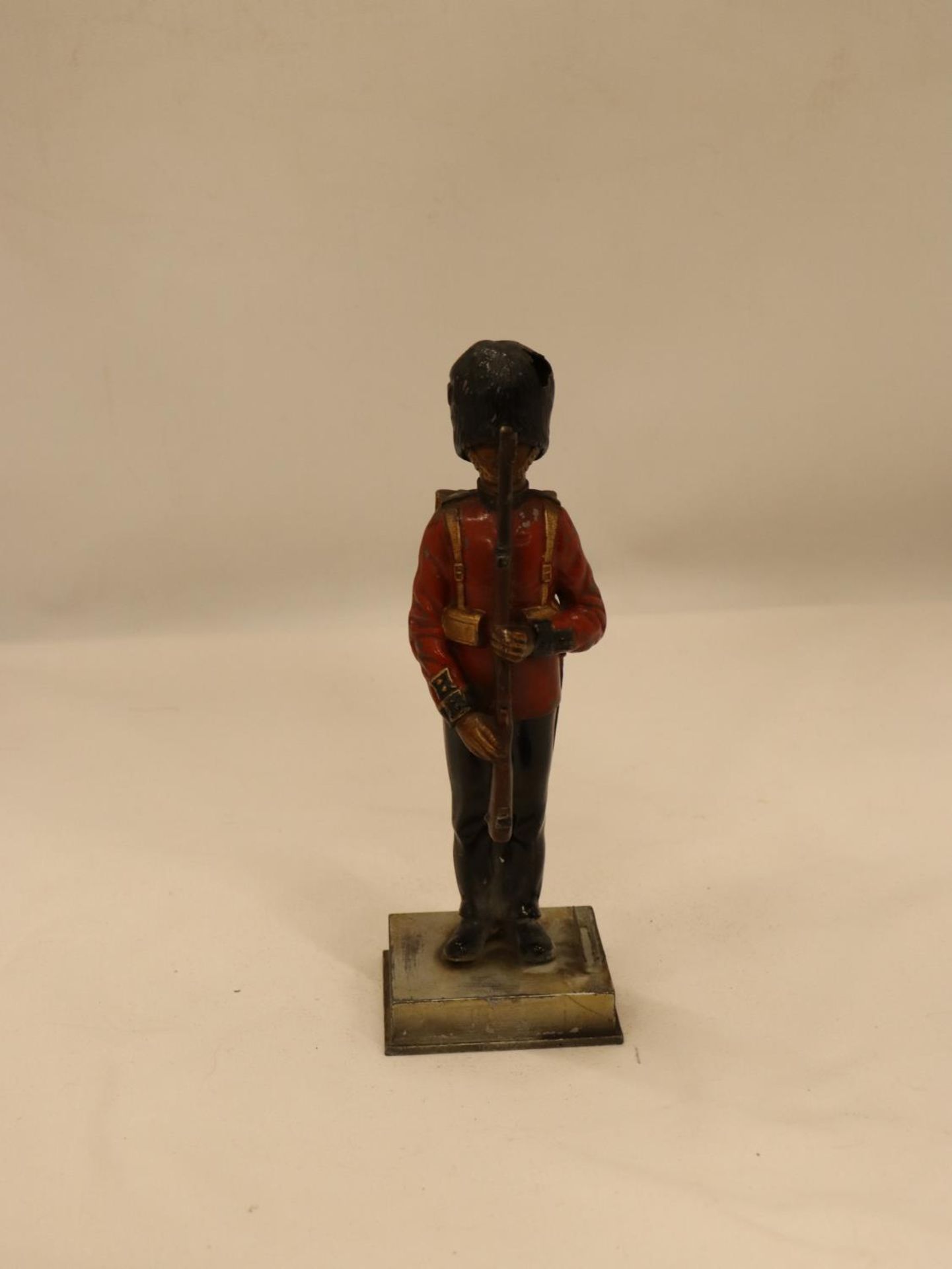 A VINTAGE PAINTED BRONZE OF A GRENADIER GUARD, HEIGHT 20CM