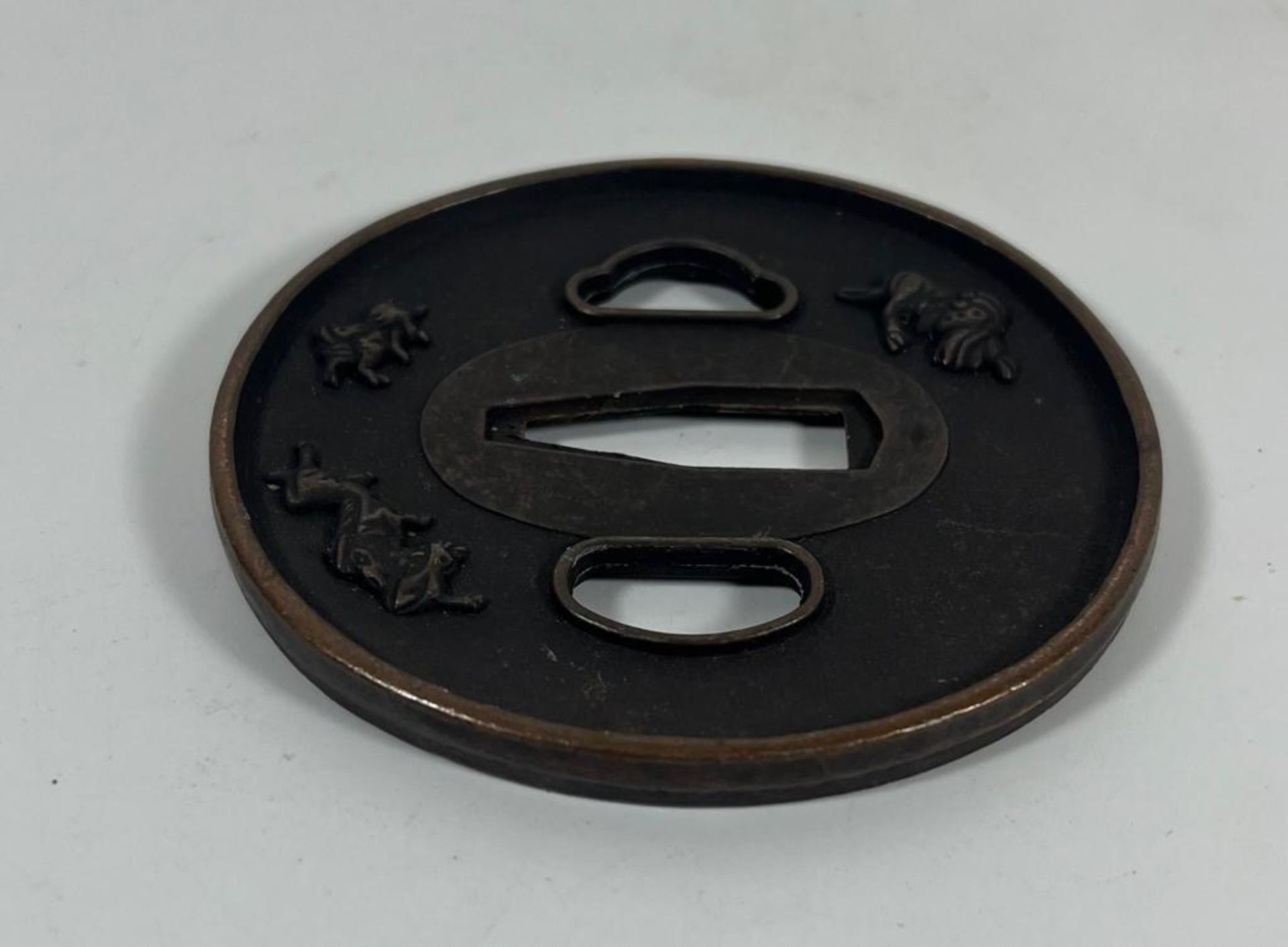 A JAPANESE BRONZE TSUBA WITH MYTHICAL BEAST DESIGN, DIAMETER 7.5 CM - Image 3 of 4