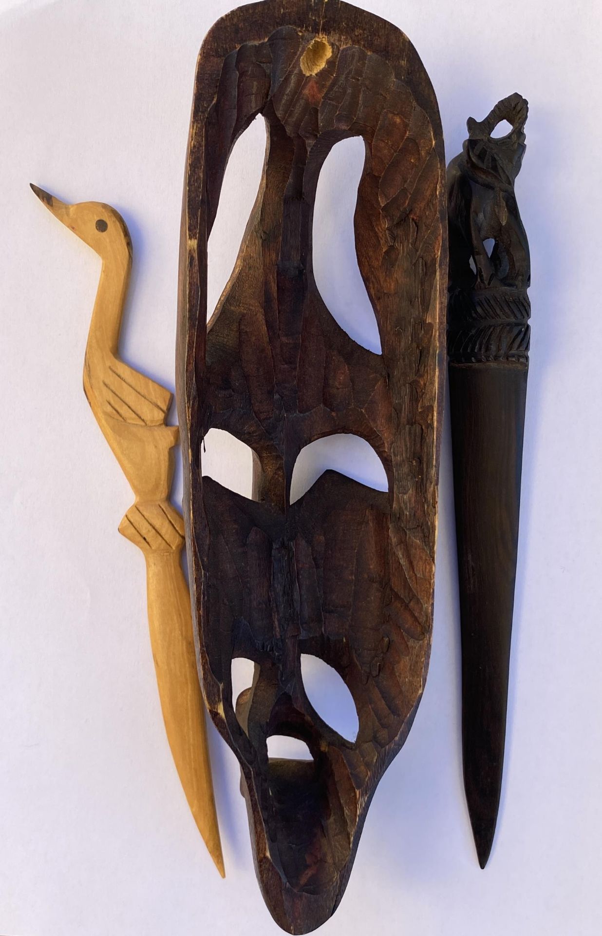 THREE AFRICAN TRIBAL ITEMS - WOODEN MASK, ELEPHANT CARVED WOODEN LETTER OPENER AND DUCK EXAMPLE, - Bild 6 aus 7
