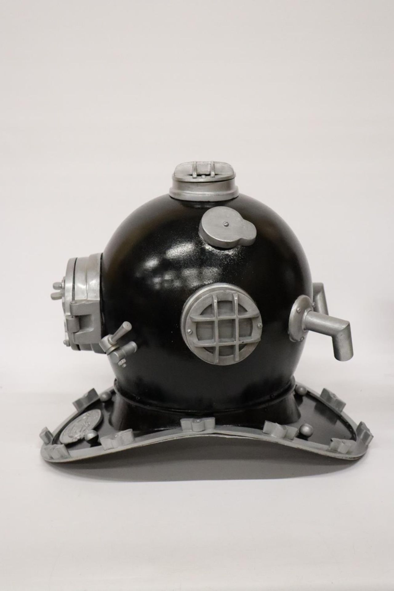 A LARGE CAST REPLICA DIVERS HELMET, HEIGHT APPROX 40CM - Image 3 of 6