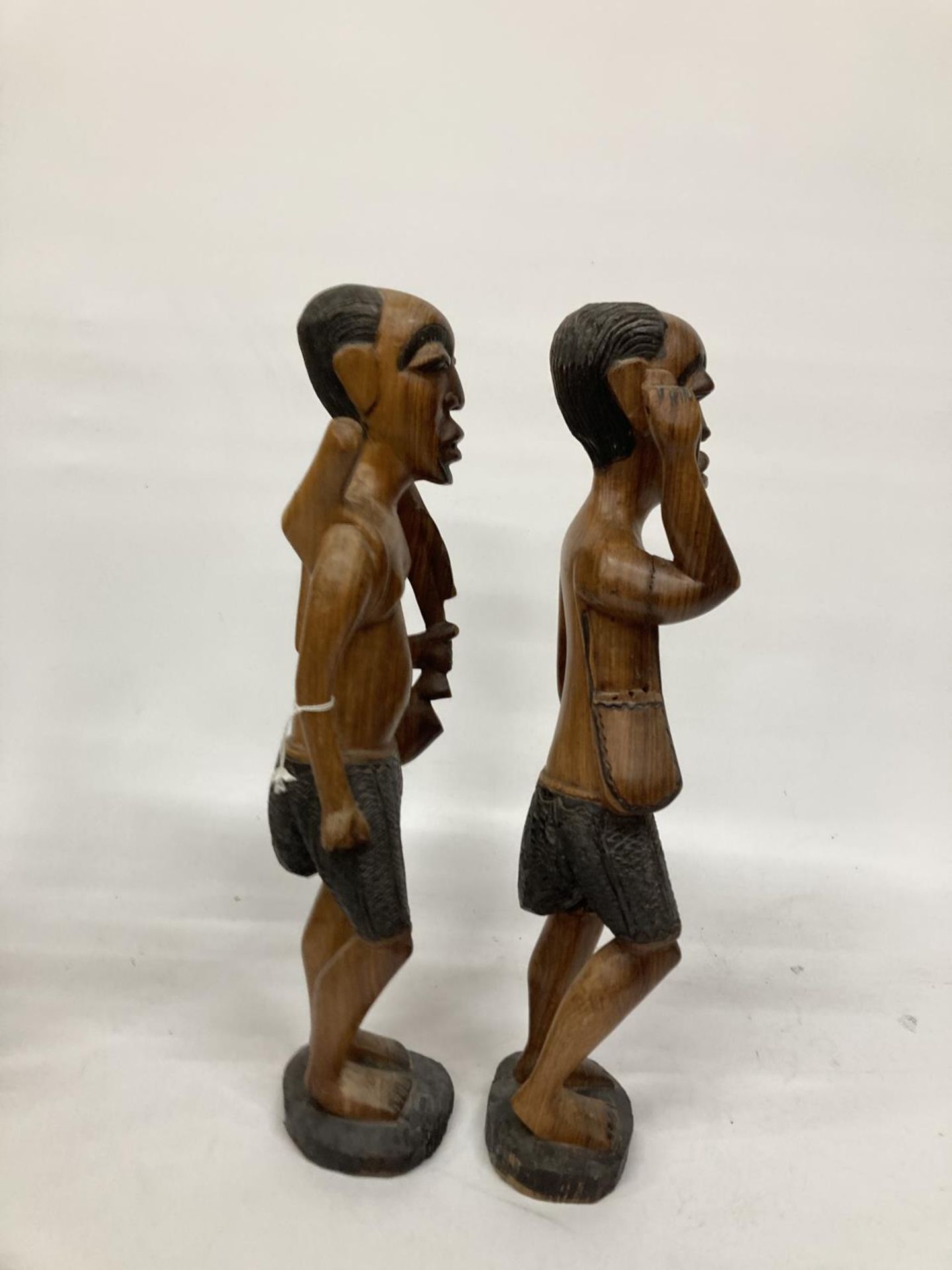 TWO LARGE TRIBAL STYLE FIGURES PLUS TWO SMALLER ONES - Bild 4 aus 5