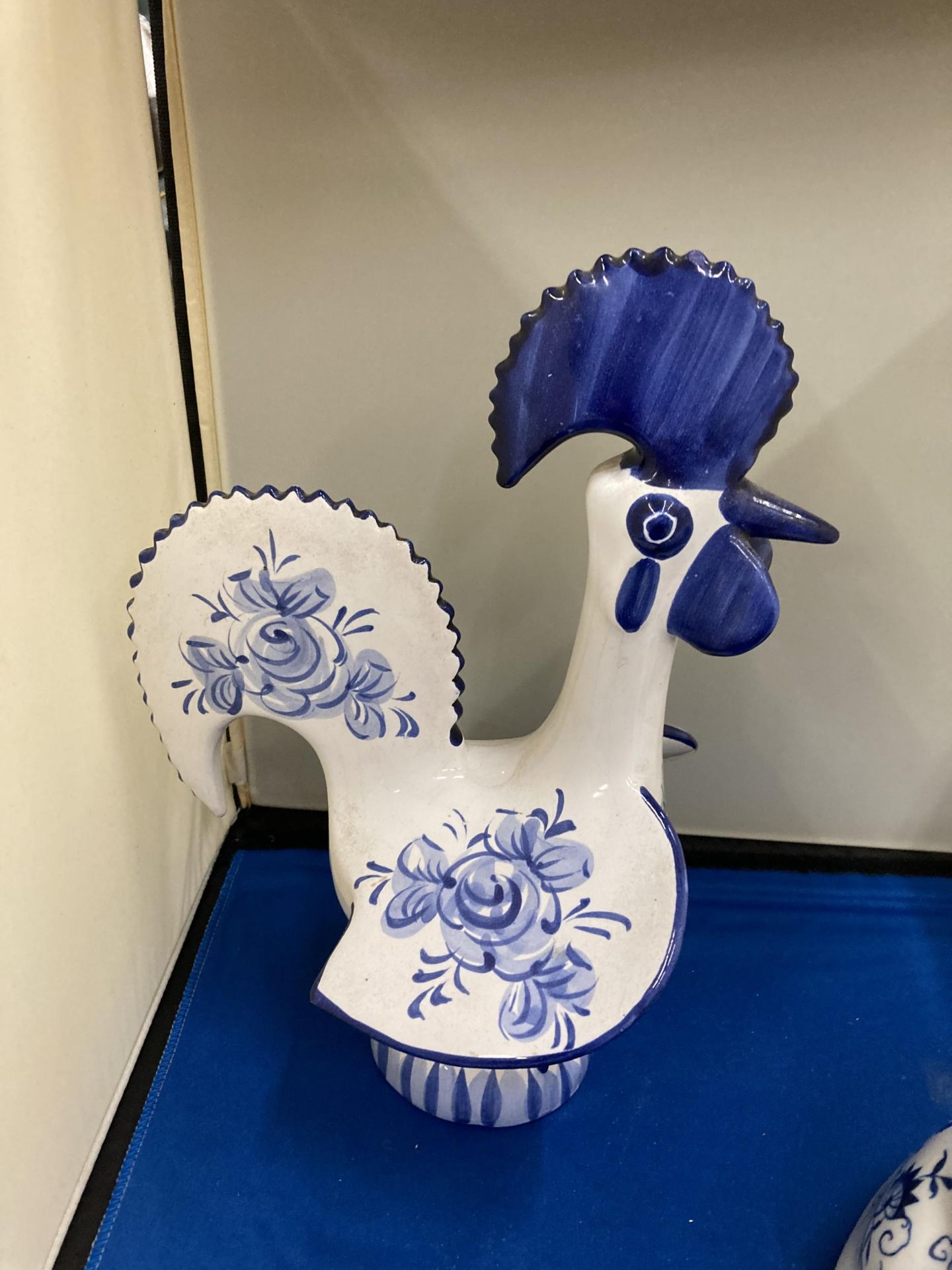 A LARGE BLUE AND WHITE ROOSTER ORNAMENT, HEIGHT 28CM AND A FROG UTENSIL POT - Image 3 of 3