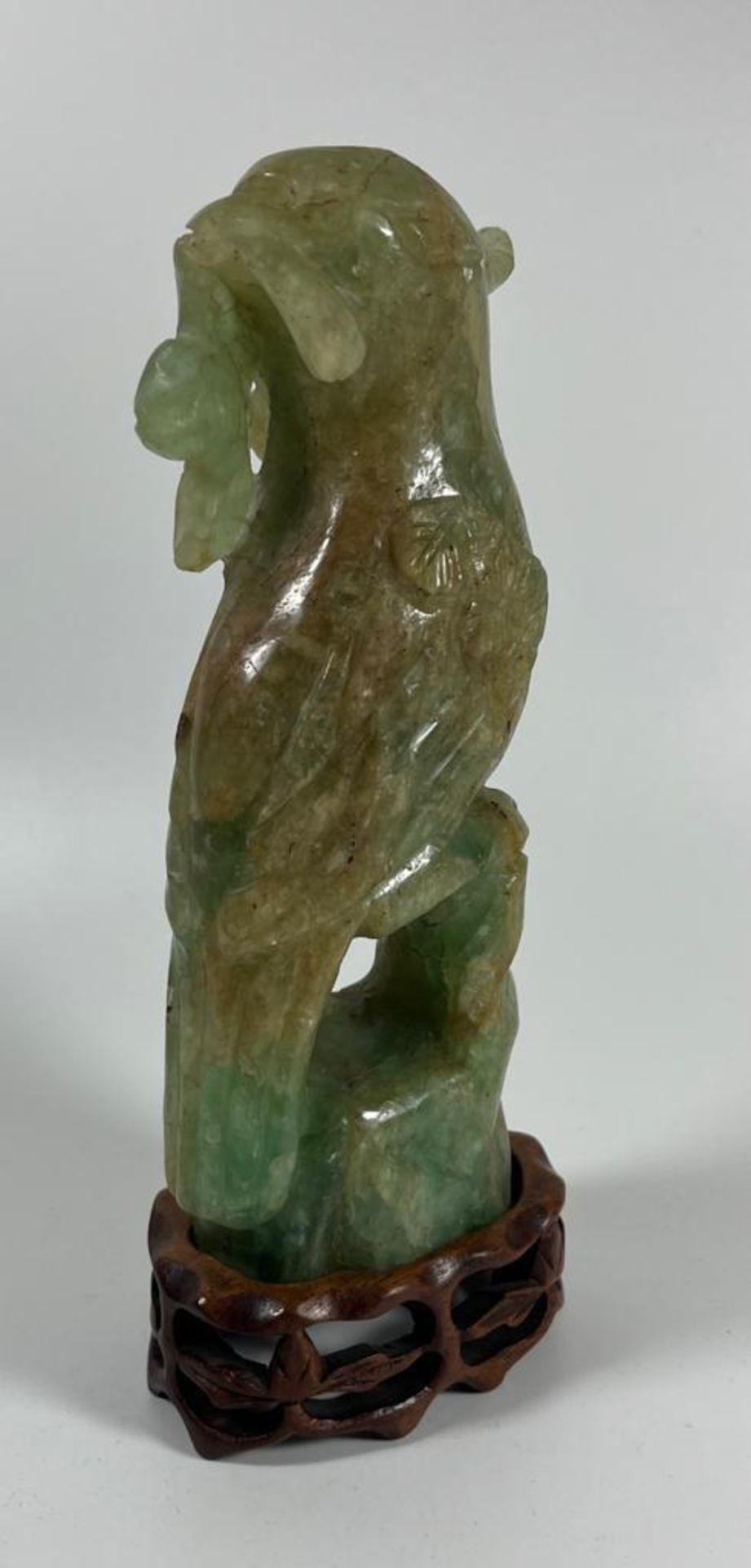 A CARVED JADE STYLE HARDSTONE MODEL OF A BIRD ON A CARVED WOODEN BASE, HEIGHT 20 CM - Image 5 of 7