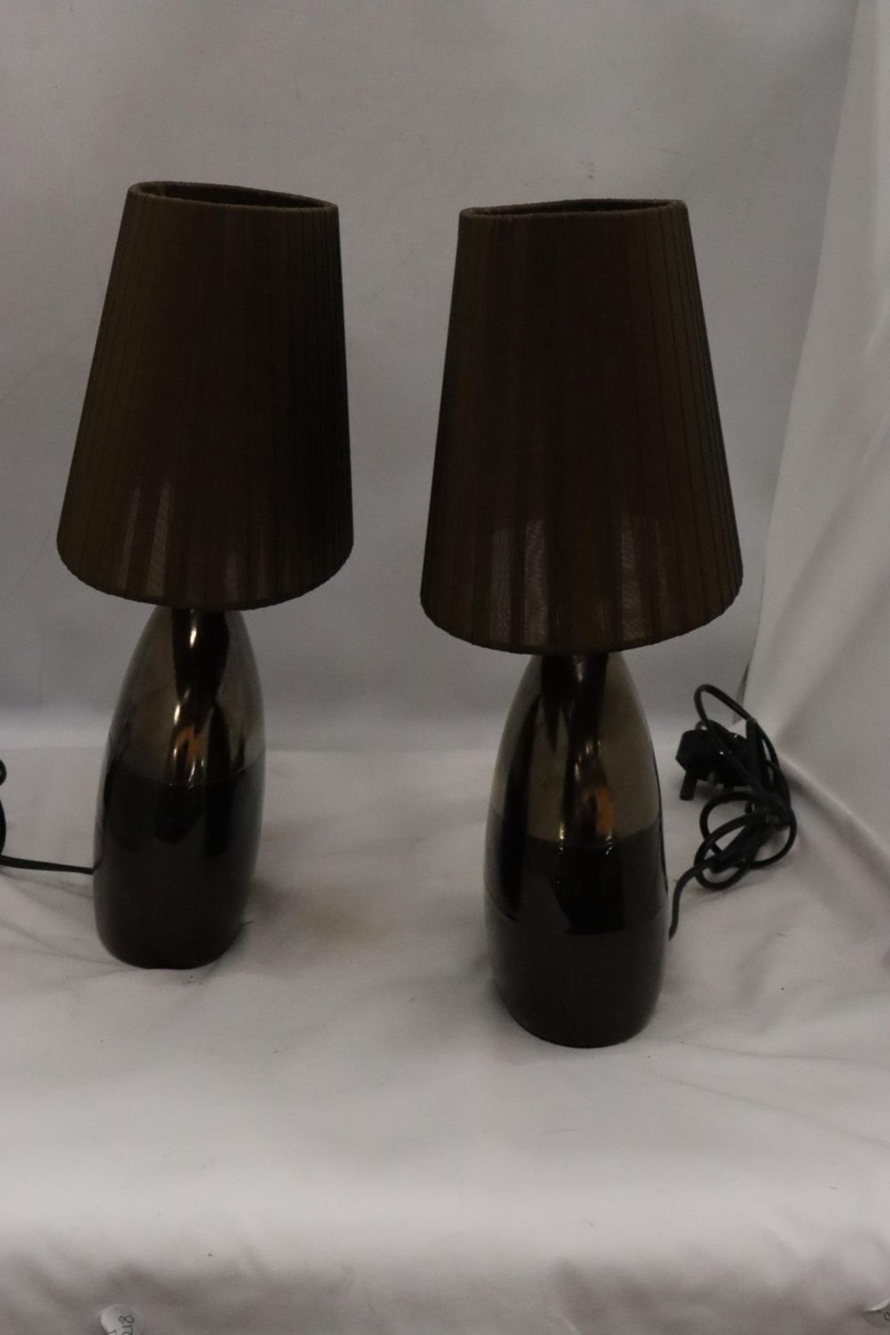 A PAIR OF MODERN TABLE LAMPS WITH SHADES - Image 3 of 4