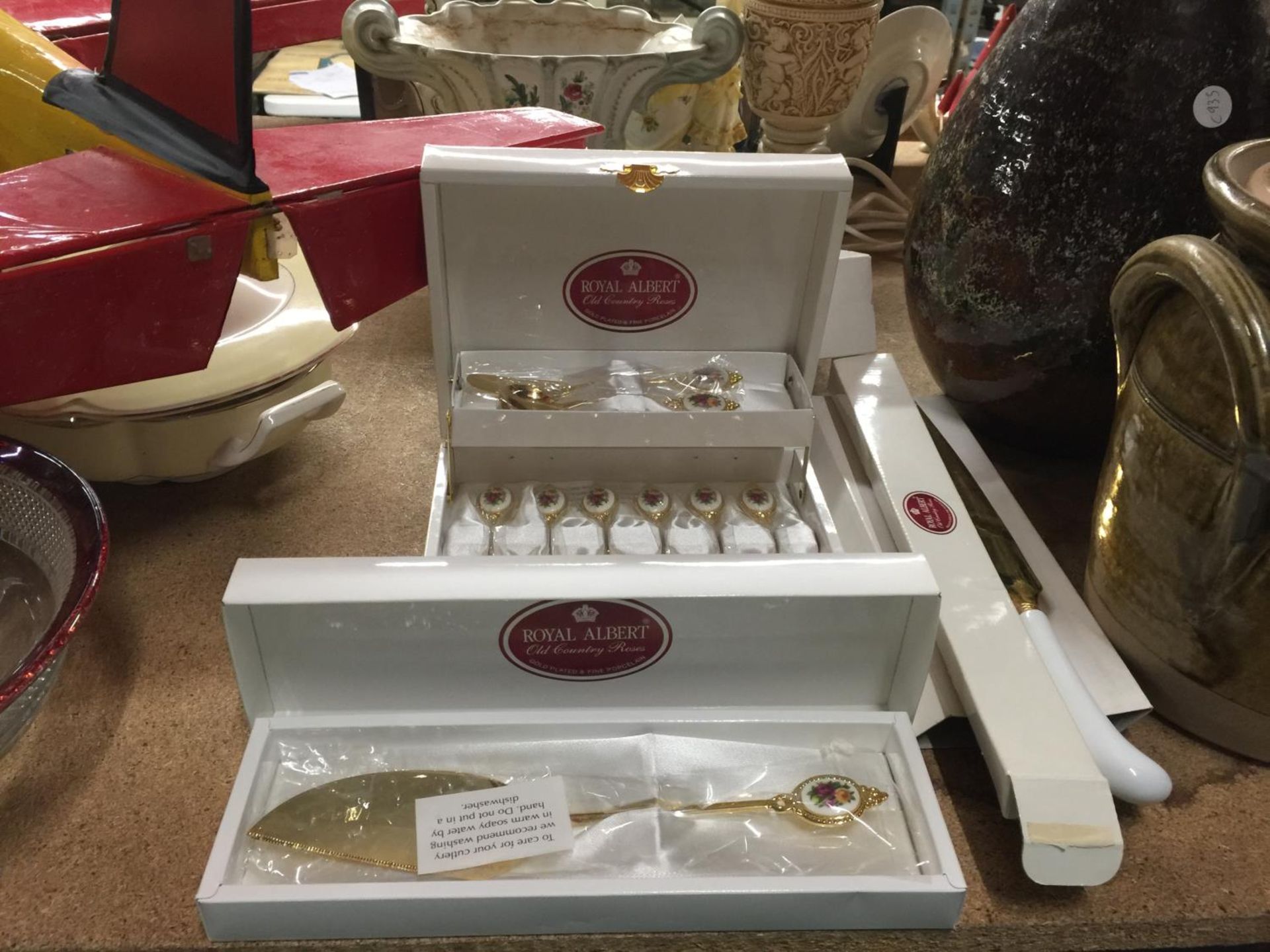 THREE AS NEW AND BOXED ROYAL ALBERT OLD COUNTRY ROSES ITEMS TO INCLUDE A CAKE SLICE, TEASPOONS,
