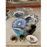 A MIXED LOT TO INCLUDE GLASS BIRD, WEDGWOOD JASPERWARE PLATE, GLASS VASES ETC