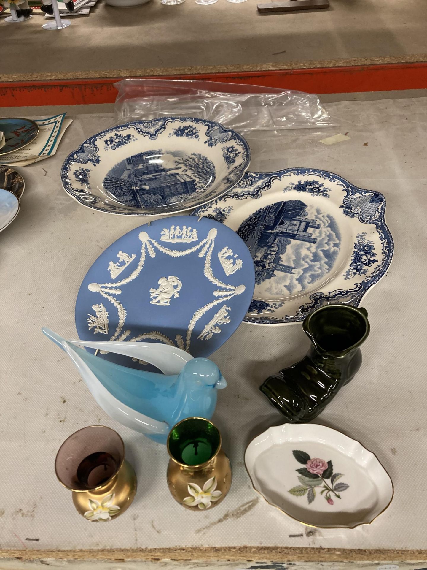 A MIXED LOT TO INCLUDE GLASS BIRD, WEDGWOOD JASPERWARE PLATE, GLASS VASES ETC