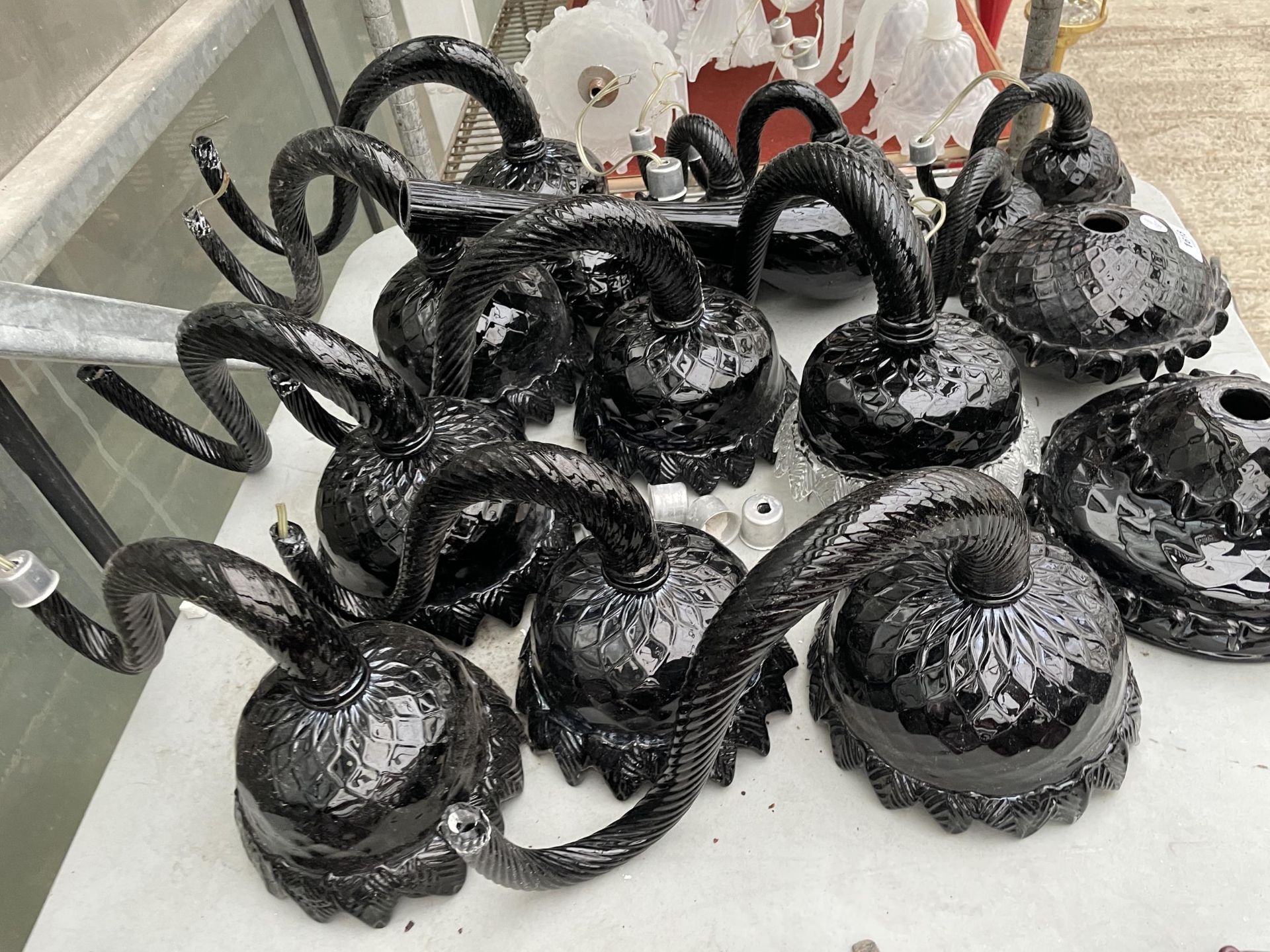 AN ASSORTMENT OF VINTAGE AND RETRO BLACK MURANO GLASS LIGHT FITTINGS AND SHADES - Bild 4 aus 4