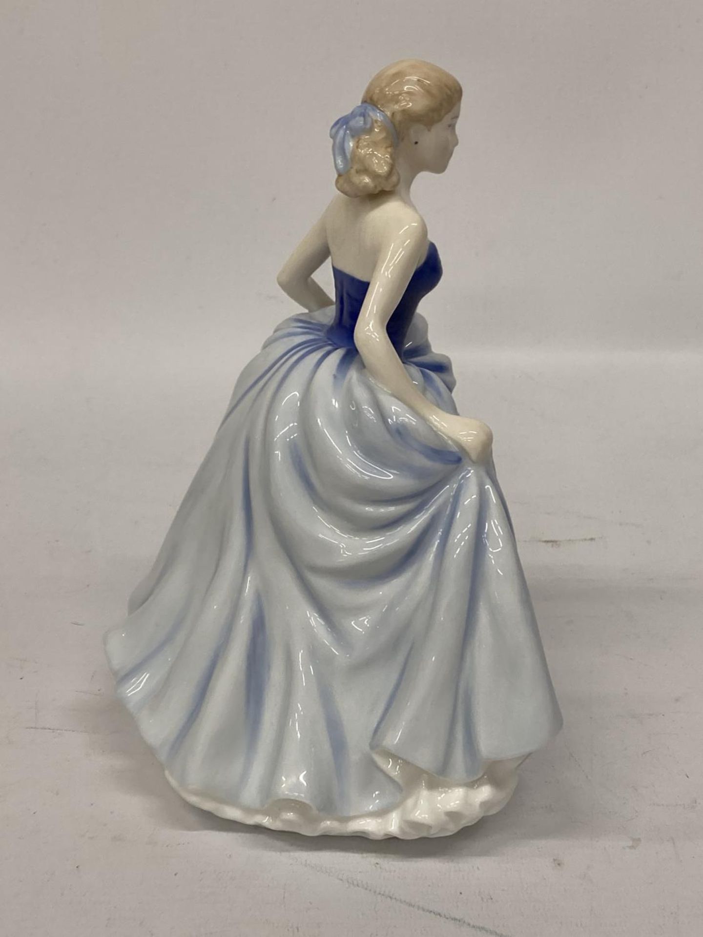 A ROYAL DOULTON FIGURINE FROM THE PRETTY LADIES COLLECTION "FIGURE OF THE YEAR 2004 SUSAN" HN4532 - Bild 2 aus 4