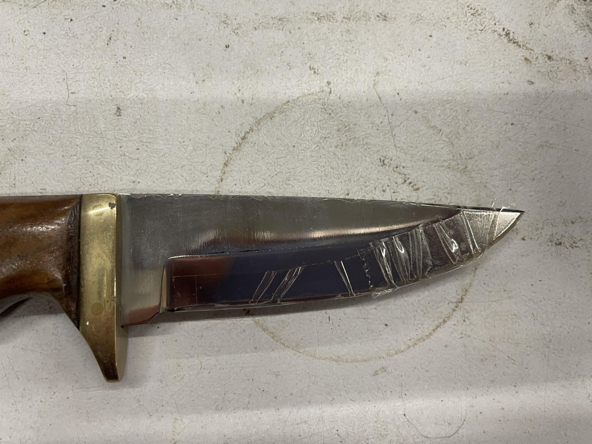 A WOODEN HANDLED HUNTING KNIFE - Image 3 of 3