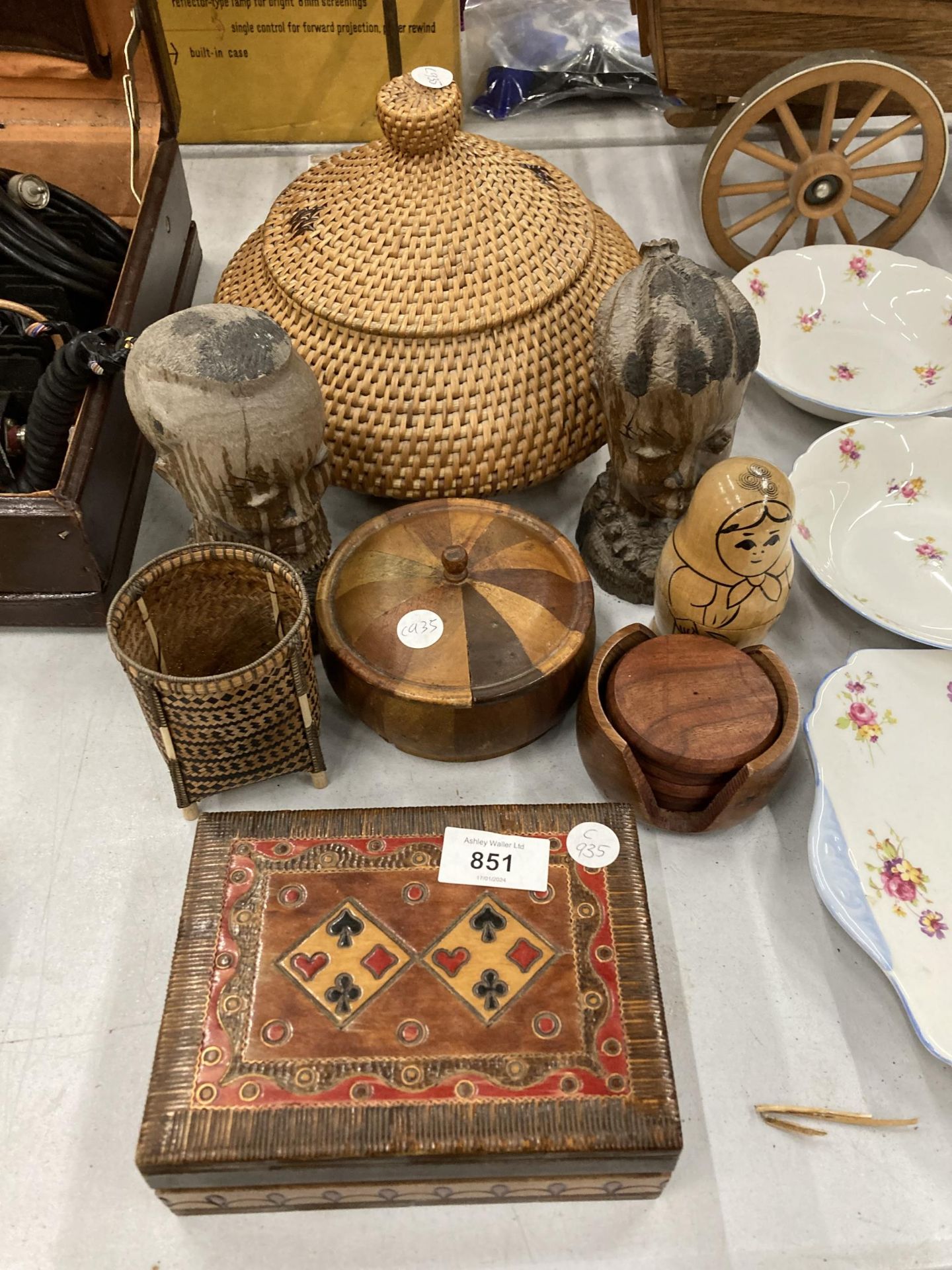 A QUANTITY OF TREEN ITEMS TO INCLUDE BOXES, A LIDDED BASKET, SHELL SCULPTURE, RUSSIAN DOLLS, FOREIGN - Image 2 of 5