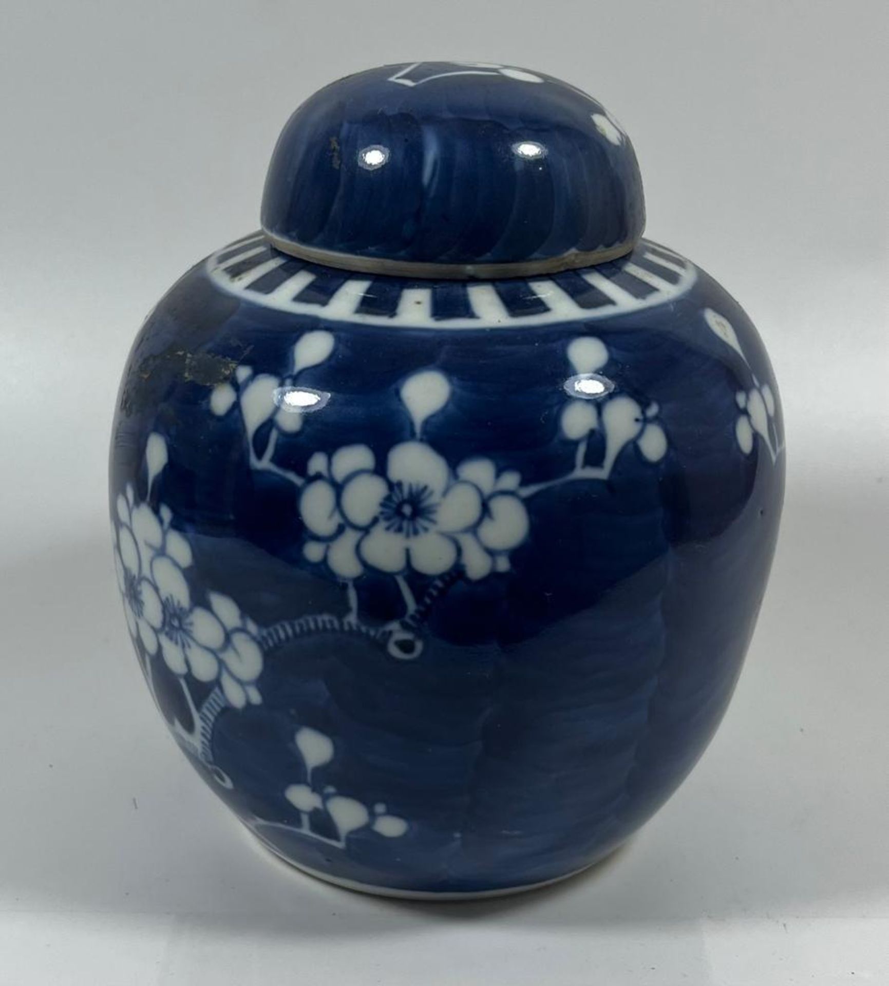 A CHINESE PRUNUS BLOSSOM GINGER JAR WITH DOUBLE RING MARK TO BASE, ON CARVED WOODEN STAND, HEIGHT 18 - Bild 2 aus 6