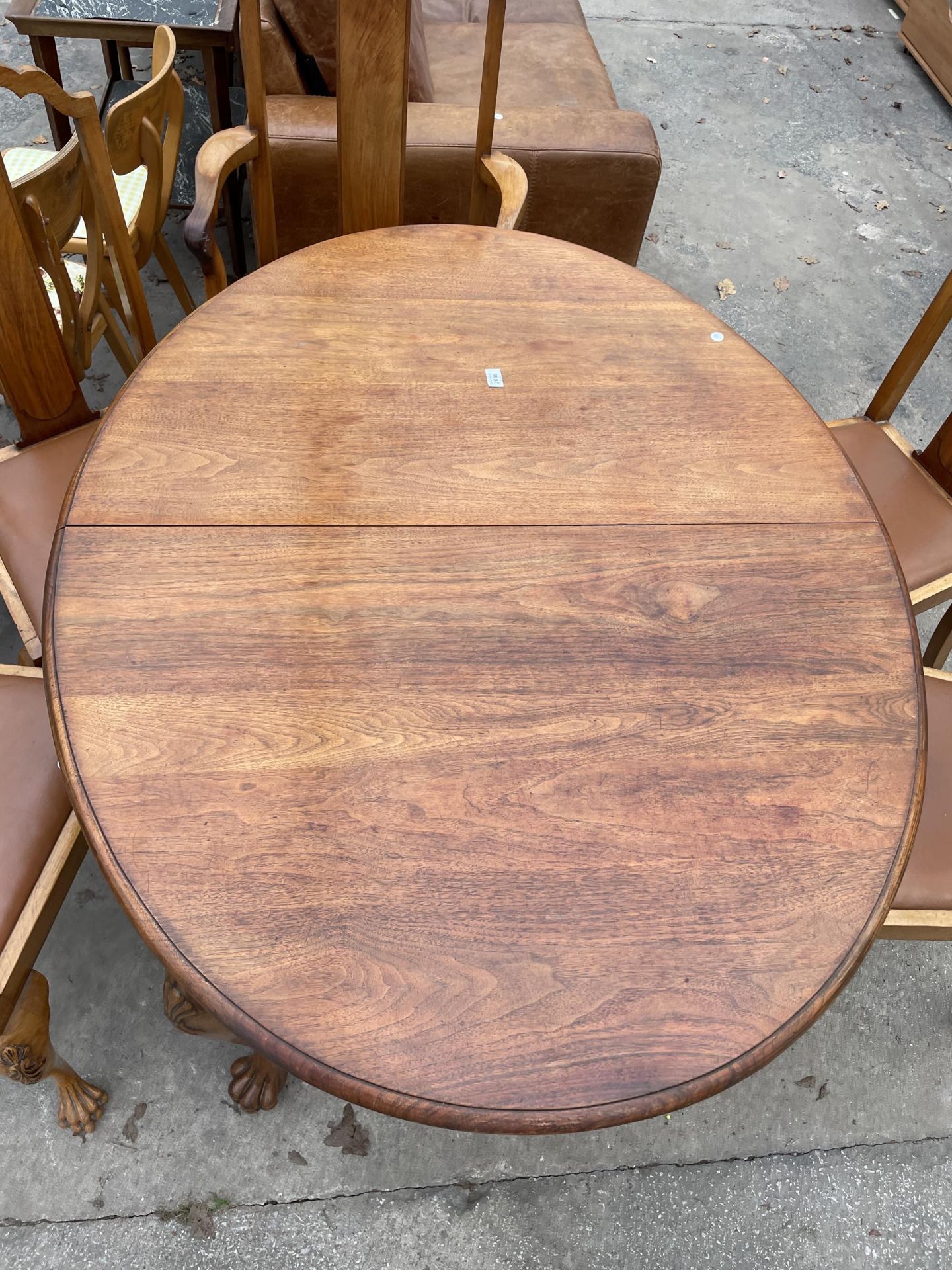 A LATE VICTORIAN WALNUT WIND-OUT DINING TABLE, 52 X 41" (LEAF 17") COMPLETE WITH WINDER AND SIX - Image 6 of 8