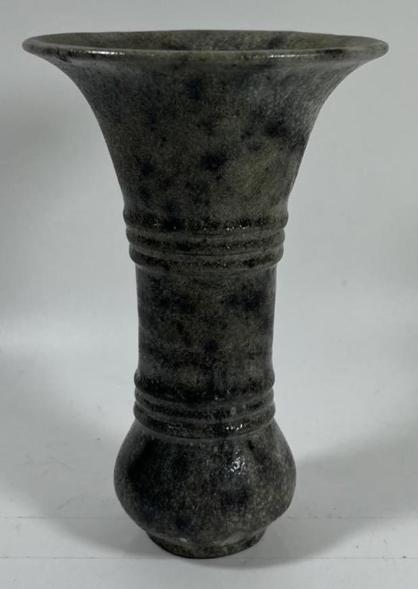 AN UNUSUAL CHINESE PORCELAIN GU FORM TRUMPET VASE, HEIGHT 16.5CM