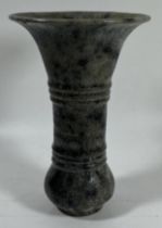 AN UNUSUAL CHINESE PORCELAIN GU FORM TRUMPET VASE, HEIGHT 16.5CM