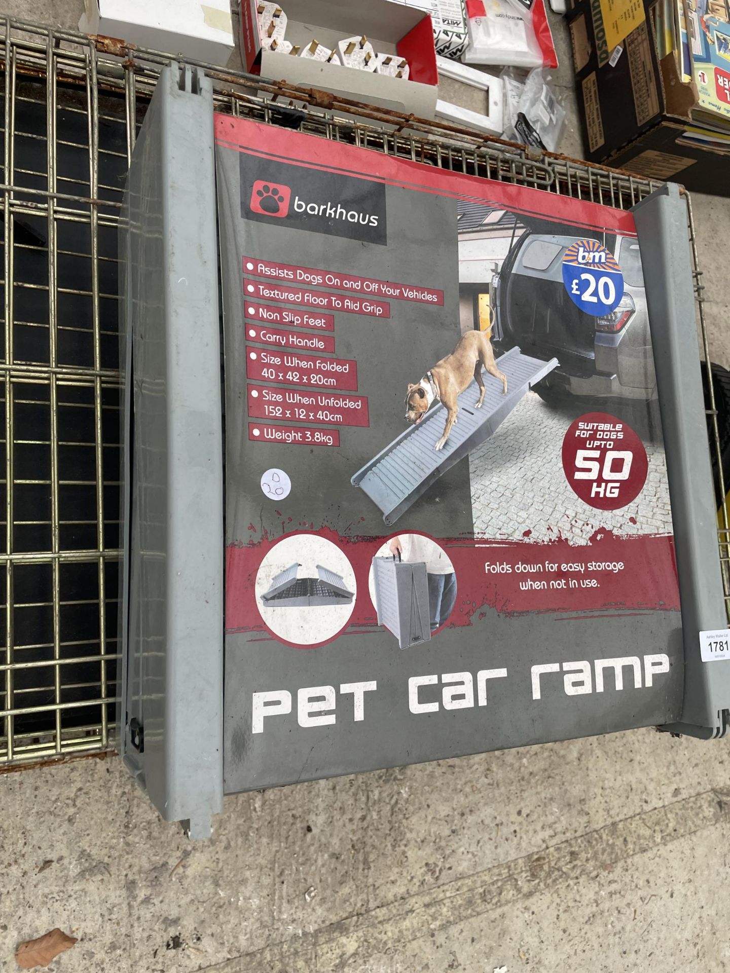THREE ITEMS TO INCLUDE AN AS NEW PET CAR RAMP AND TWO METAL DOG CAGES - Image 2 of 3