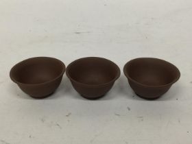 A SET OF THREE CHINESE YIXING STYLE CLAY TEA BOWLS, DIAMETER 6CM