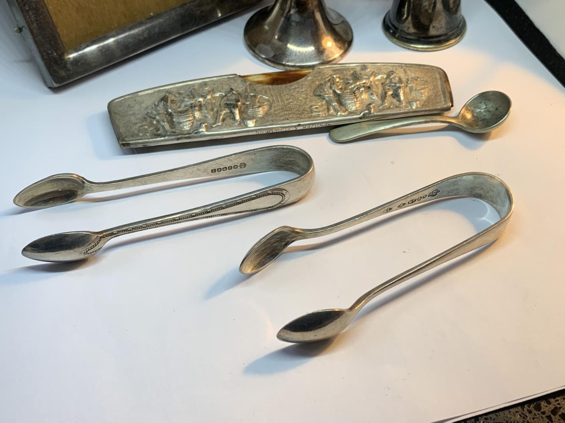 A QUANTITY OF ITEMS TO INCLUDE A SILVER SPOON AND SILVER PLATED FRAME, EGG CUP, SNUFFER, FLATWARE - Image 3 of 6