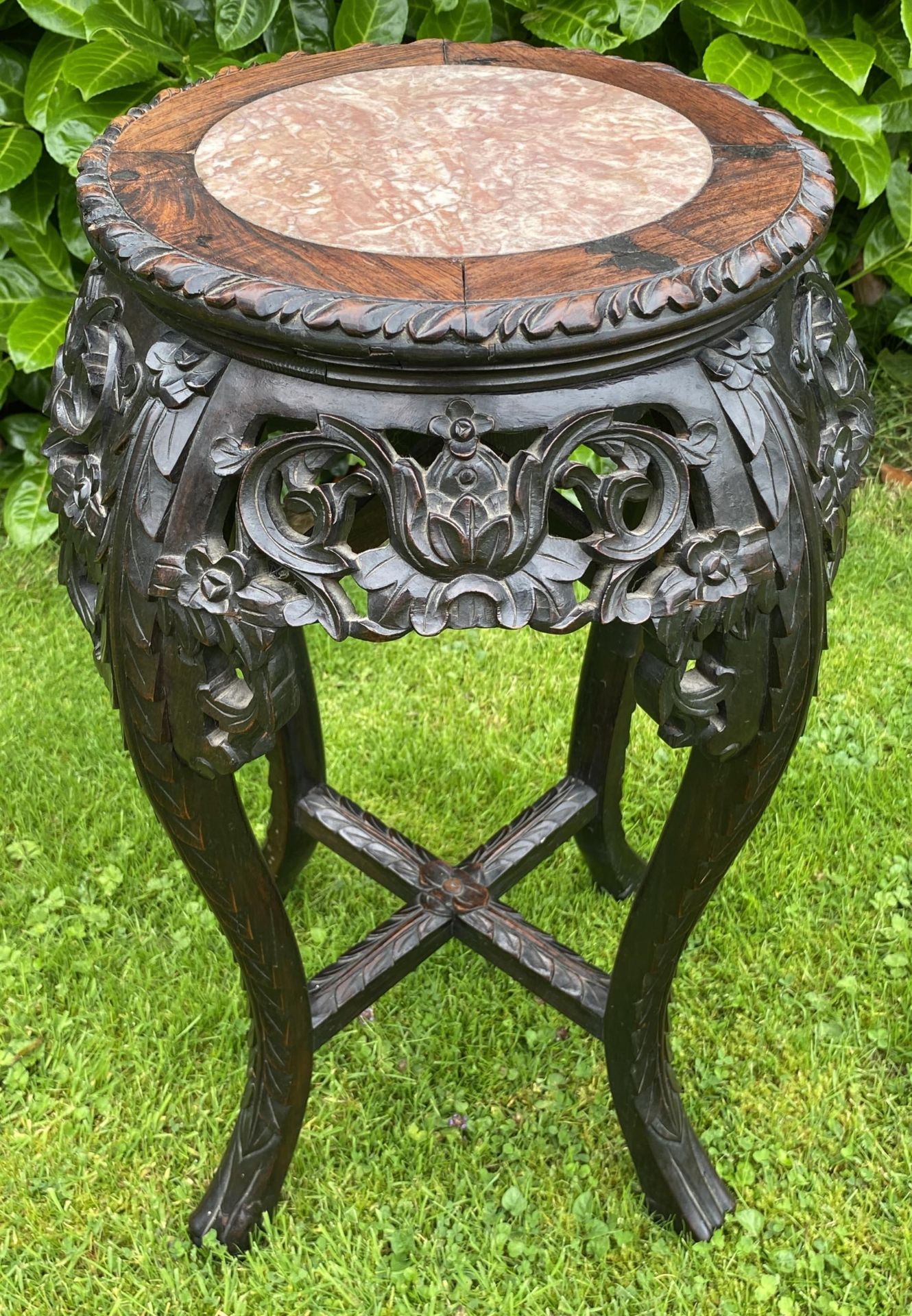 A CHINESE QING 19TH CENTURY CARVED ROSEWOOD JARDINIERE STAND WITH MARBLE TOP - Image 2 of 5