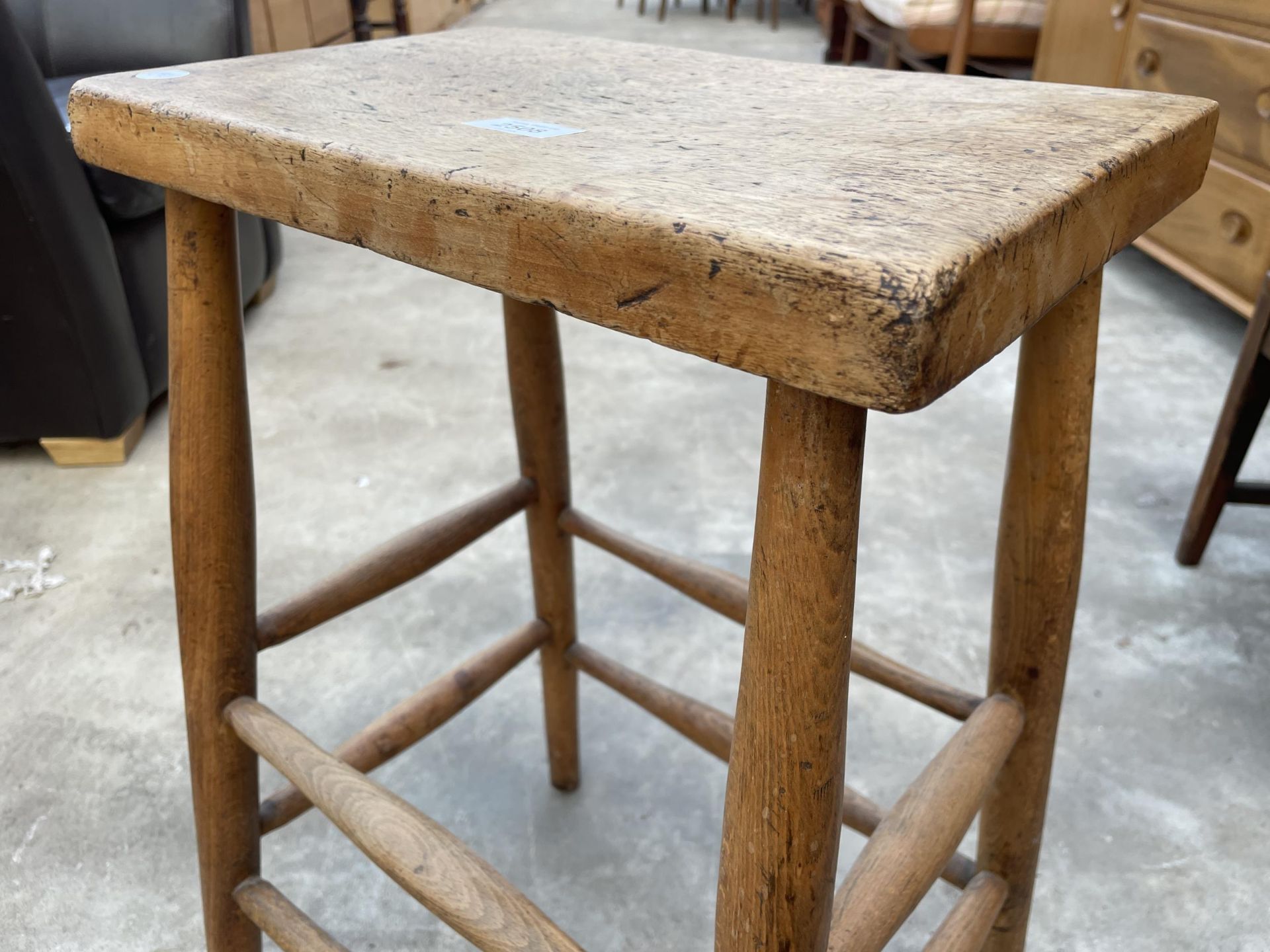 AN ELM AND BEECH STOOL ON TURNED LEGS - Image 3 of 3