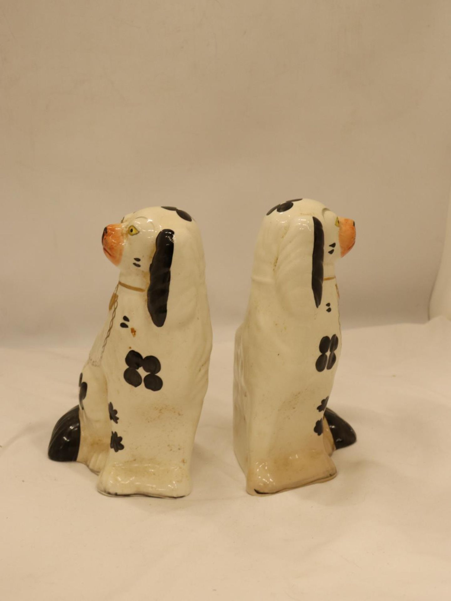 A PAIR OF ARTHUR WOOD STAFFORDSHIRE SPANIELS, HEIGHT 20CM - Image 3 of 4