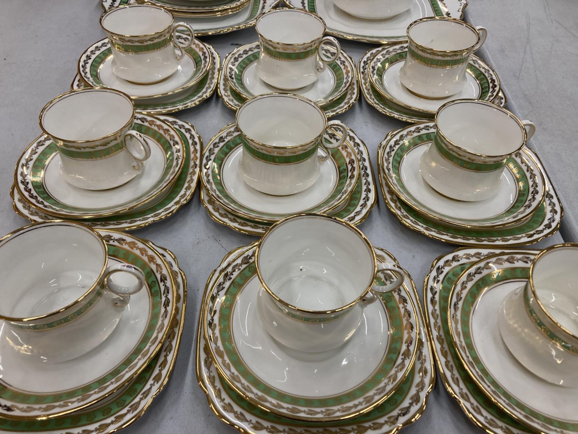 A VINTAGE ROYAL ALBERT PART CHINA TEASET TO INCLUDE CAKE PLATES, A SUGAR BOWL, CREAM JUGS, CUPS, - Image 3 of 4