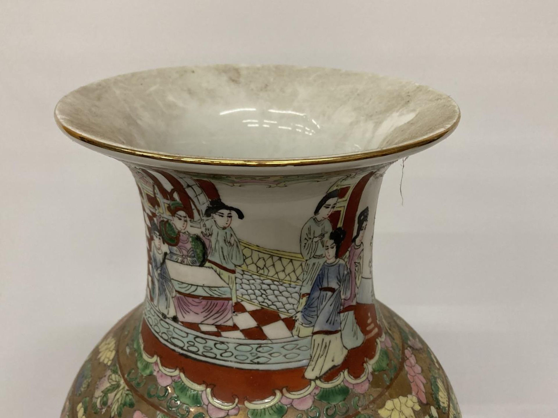 A LARGE CHINESE FAMILLE ROSE VASE - Image 3 of 4