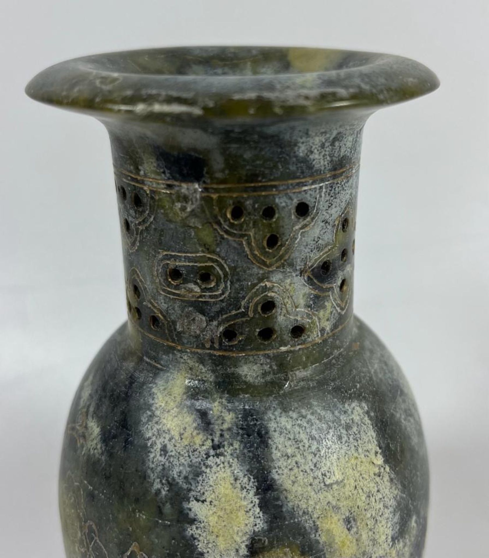 A CHINESE HARDSTONE VASE WITH ETCHED FLORAL DESIGN WITH HOLES TO TOP, HEIGHT 15 CM - Bild 4 aus 5