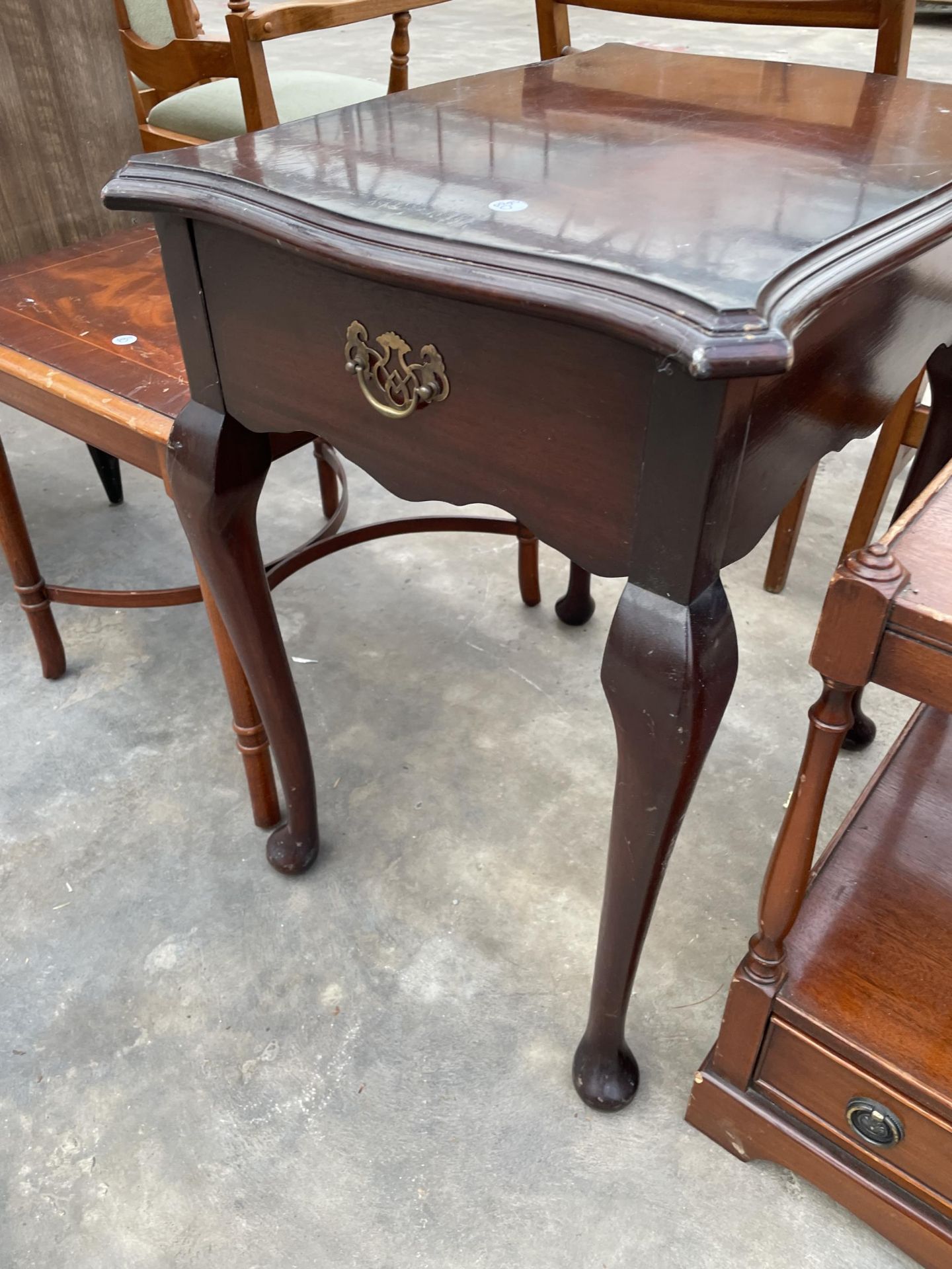 A TWO TIER MAHOGANY LAMP TABLE WITH DRAWER, SIMILAR TABLE AND SMALL OCCASIONAL TABLE ON TURNED LEGS - Bild 3 aus 4