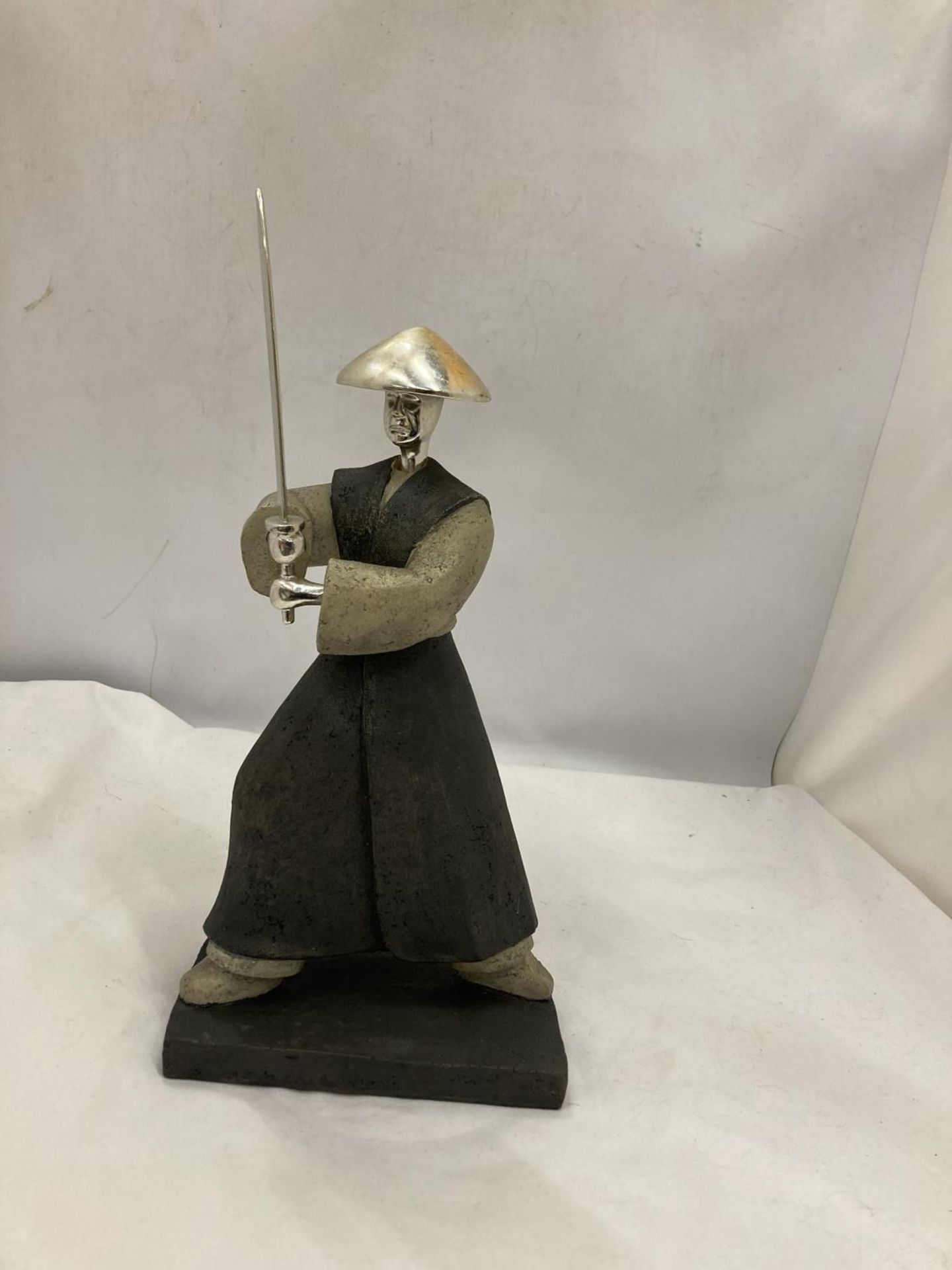 A MODEL OF A SAMURAI WARRIOR, HEIGHT 30CM