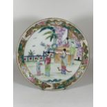 A LARGE CHINESE FAMILLE VERTE PORCELAIN CHARGER WITH FIGURES IN GARDEN SCENE DESIGN, SIGNED,