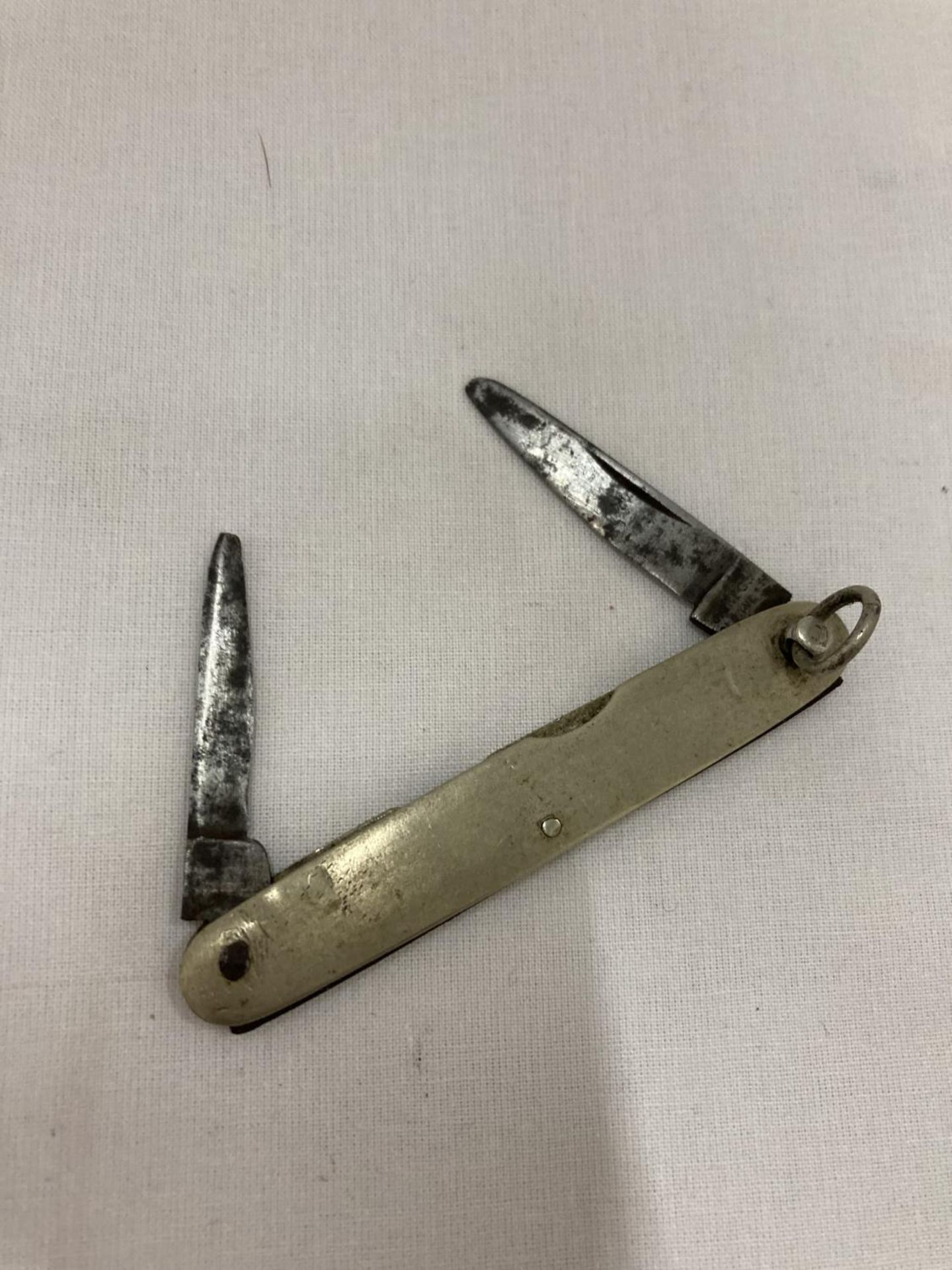 A VINTAGE POCKET KNIFE