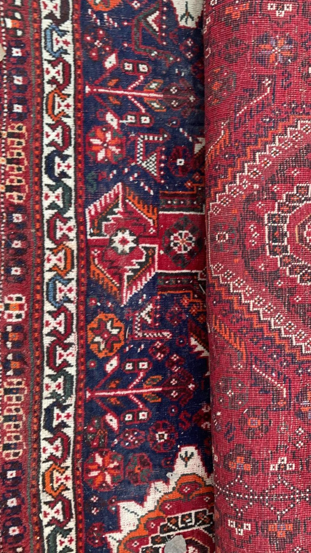 A LARGE RED PATTERNED FRINGED RUG - Bild 2 aus 3