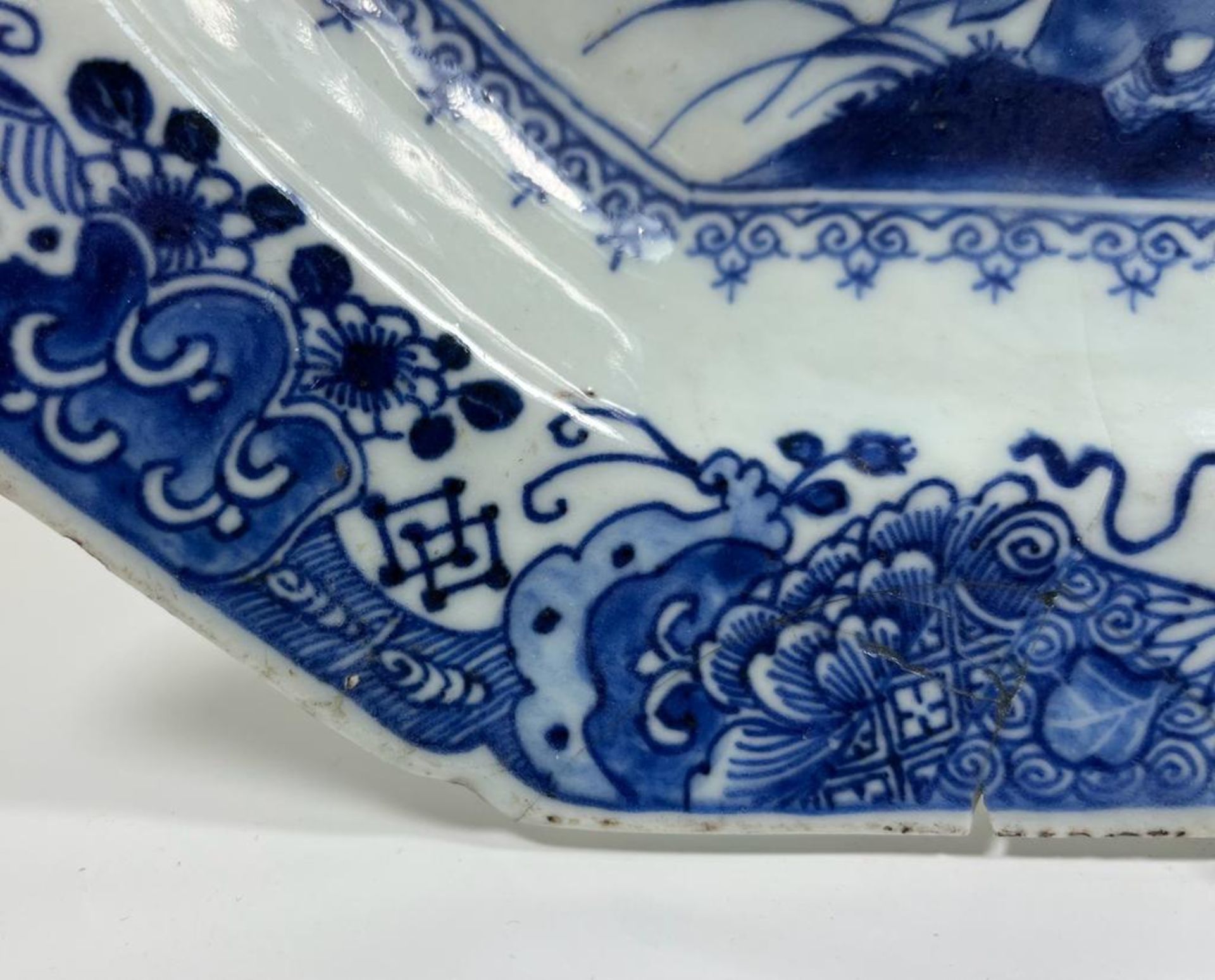 A LARGE 18TH CENTURY CHINESE QING EXPORT BLUE AND WHITE PORCELAIN MEAT PLATE, LENGTH 39CM (REPAIR TO - Image 2 of 7