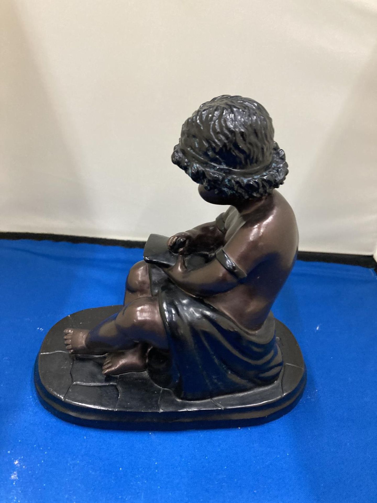 A BRONZED FIGURE OF A YOUNG GIRL - Image 2 of 3