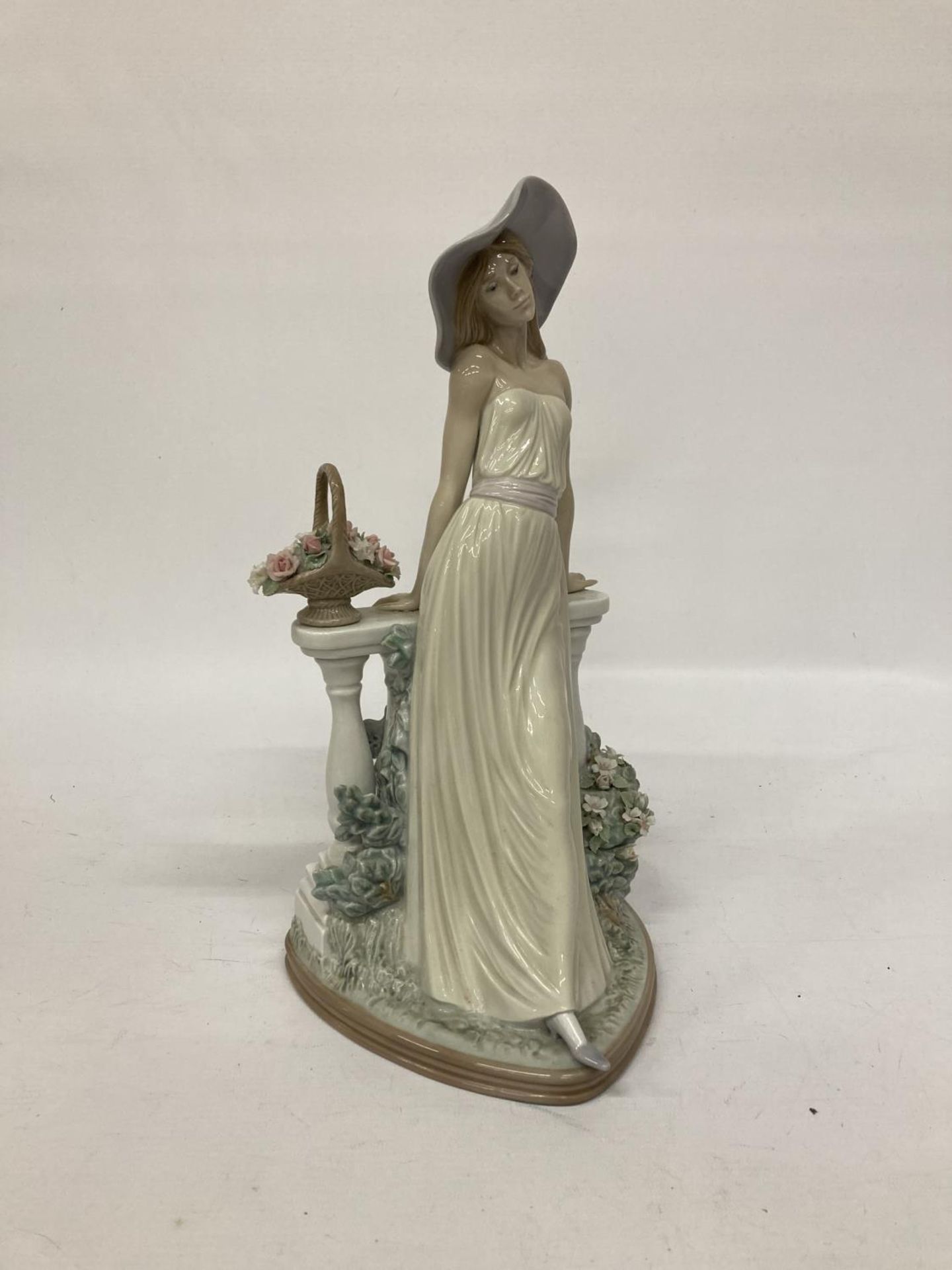 A LLADRO ‘TIME FOR REFLECTION’ FIGURE OF A GIRL IN GARDEN SCENE RESTING AGAINST A COLUMN WALL - A/F