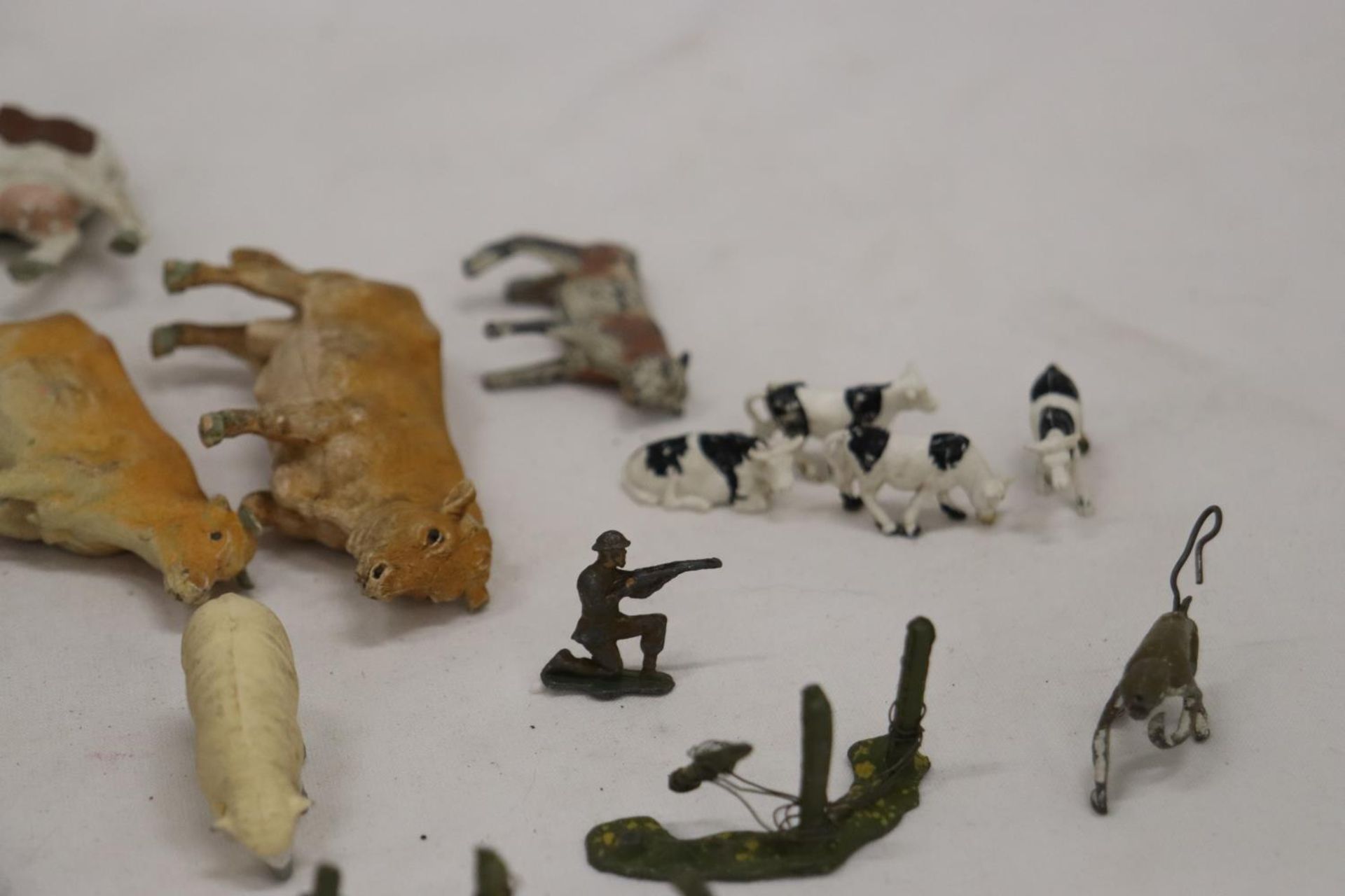 A SMALL QUANTITY OF FARM ANIMALS, ETC TO INCLUDE BRITAINS - Image 5 of 5