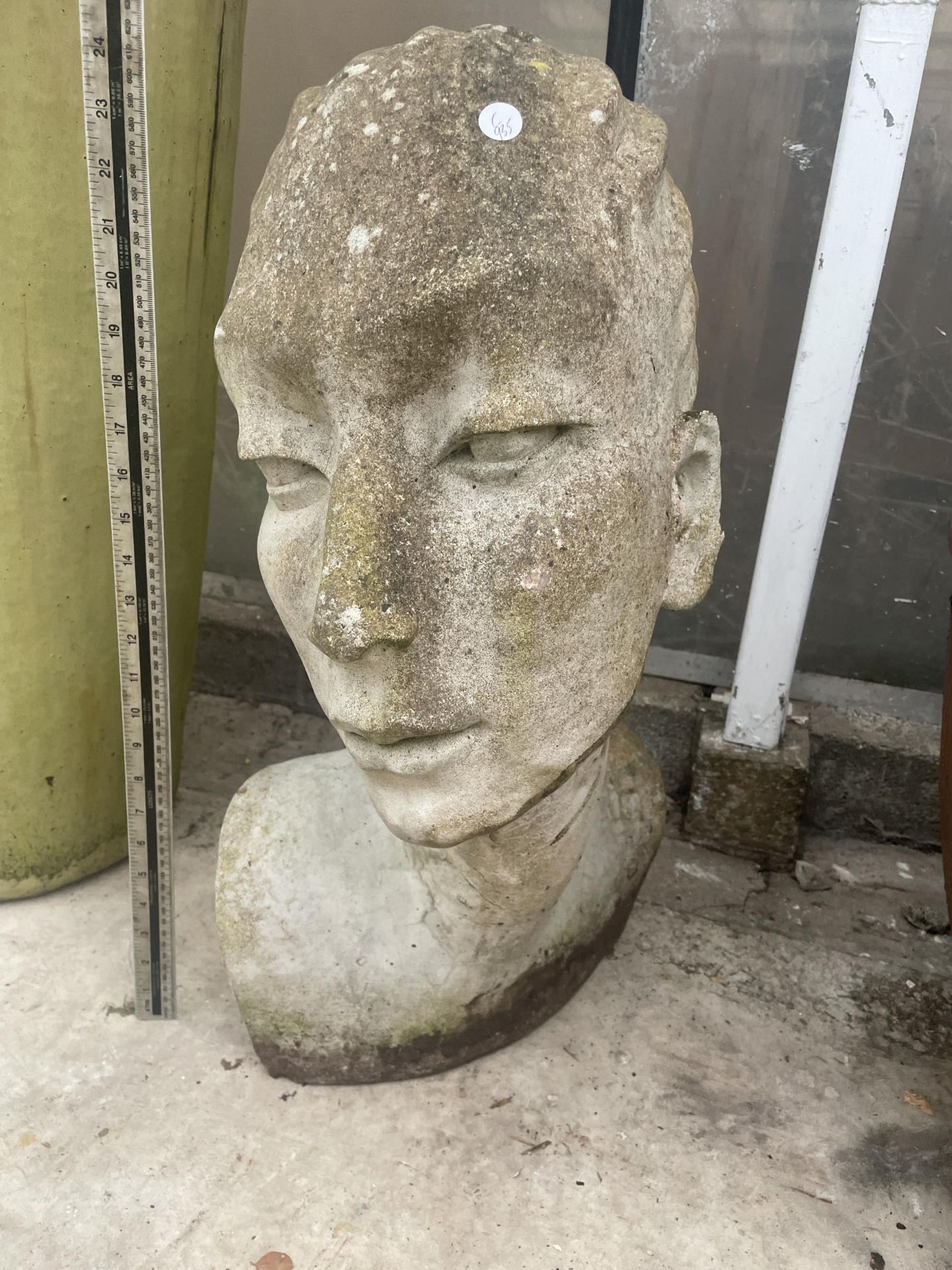 A RECONSTITUTED STONE GARDEN FIGURE OF A FEMALE BUST (H:65CM) - Image 2 of 5