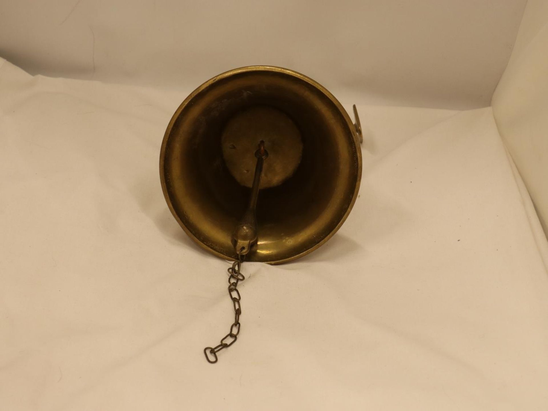 A LARGE HEAVY BRASS WALL BELL, HEIGHT 20CM - Image 3 of 4