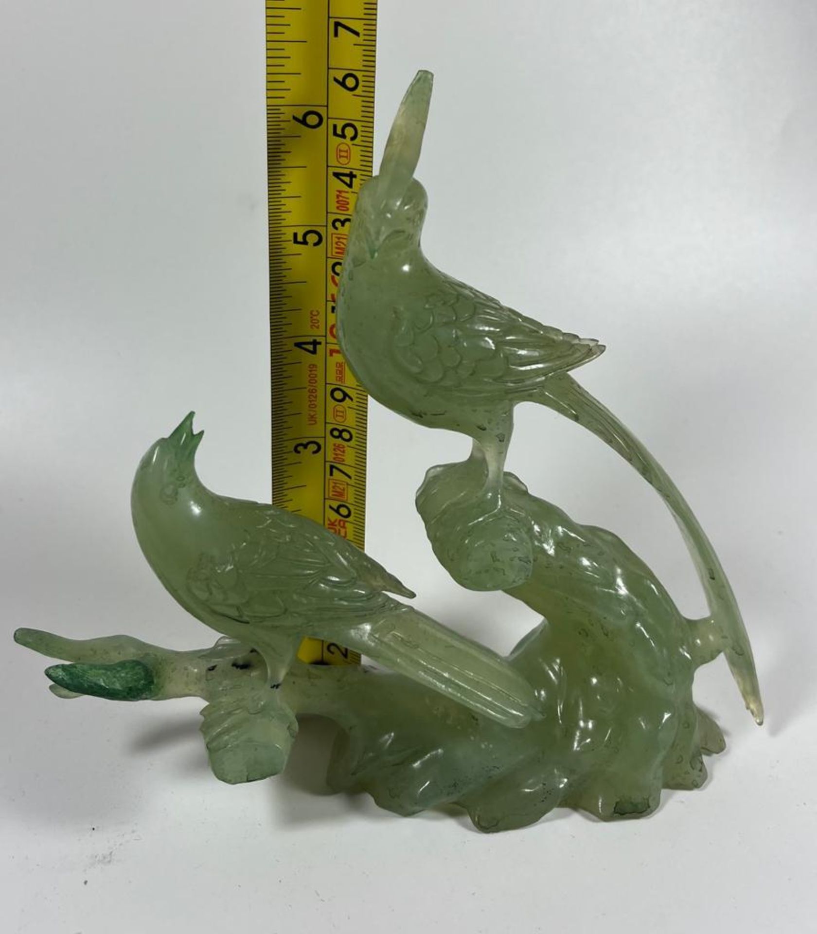 A JADE STYLE HARDSTONE BIRD FIGURE GROUP, HEIGHT 16 CM - Image 4 of 4