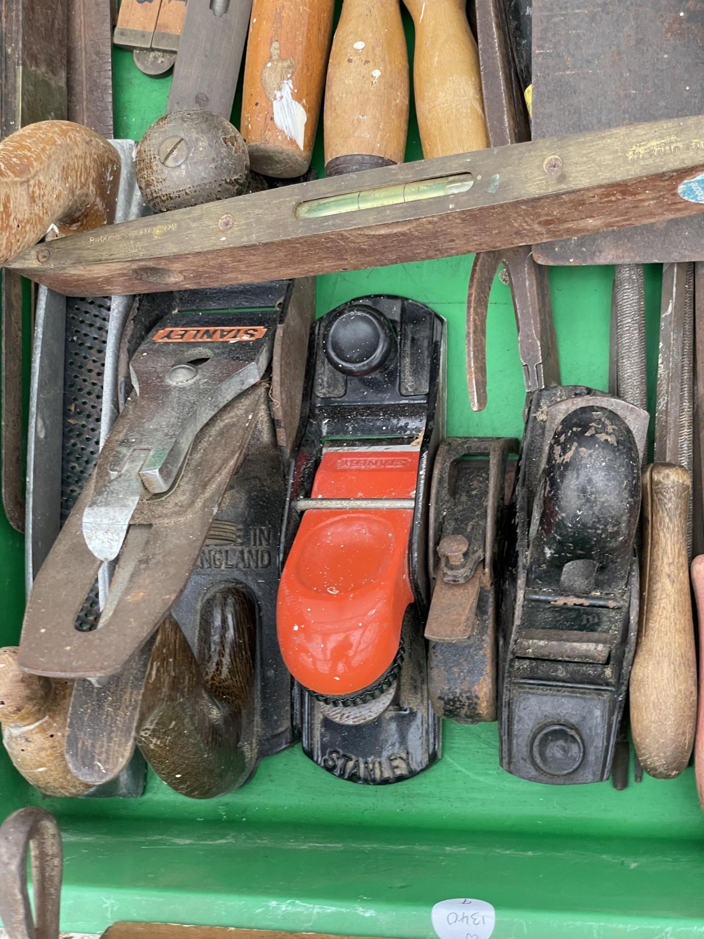 A LARGE ASSORTMENT OF VINTAGE HAND TOOLS TO INCLUDE CHISELS AND WOOD PLANES ETC - Image 2 of 6