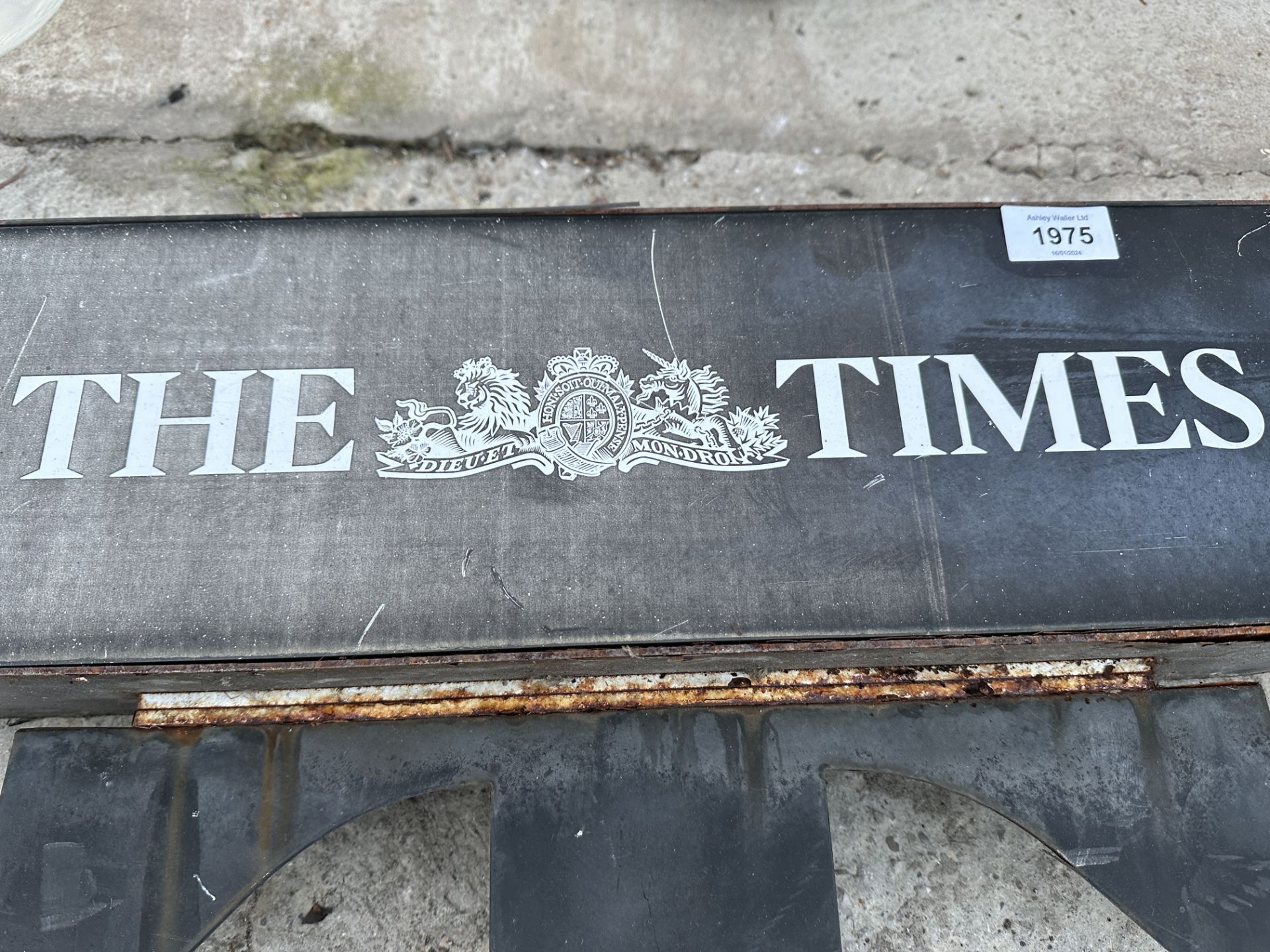 A VINTAGE 'THE TIMES' SIGN - Bild 3 aus 3